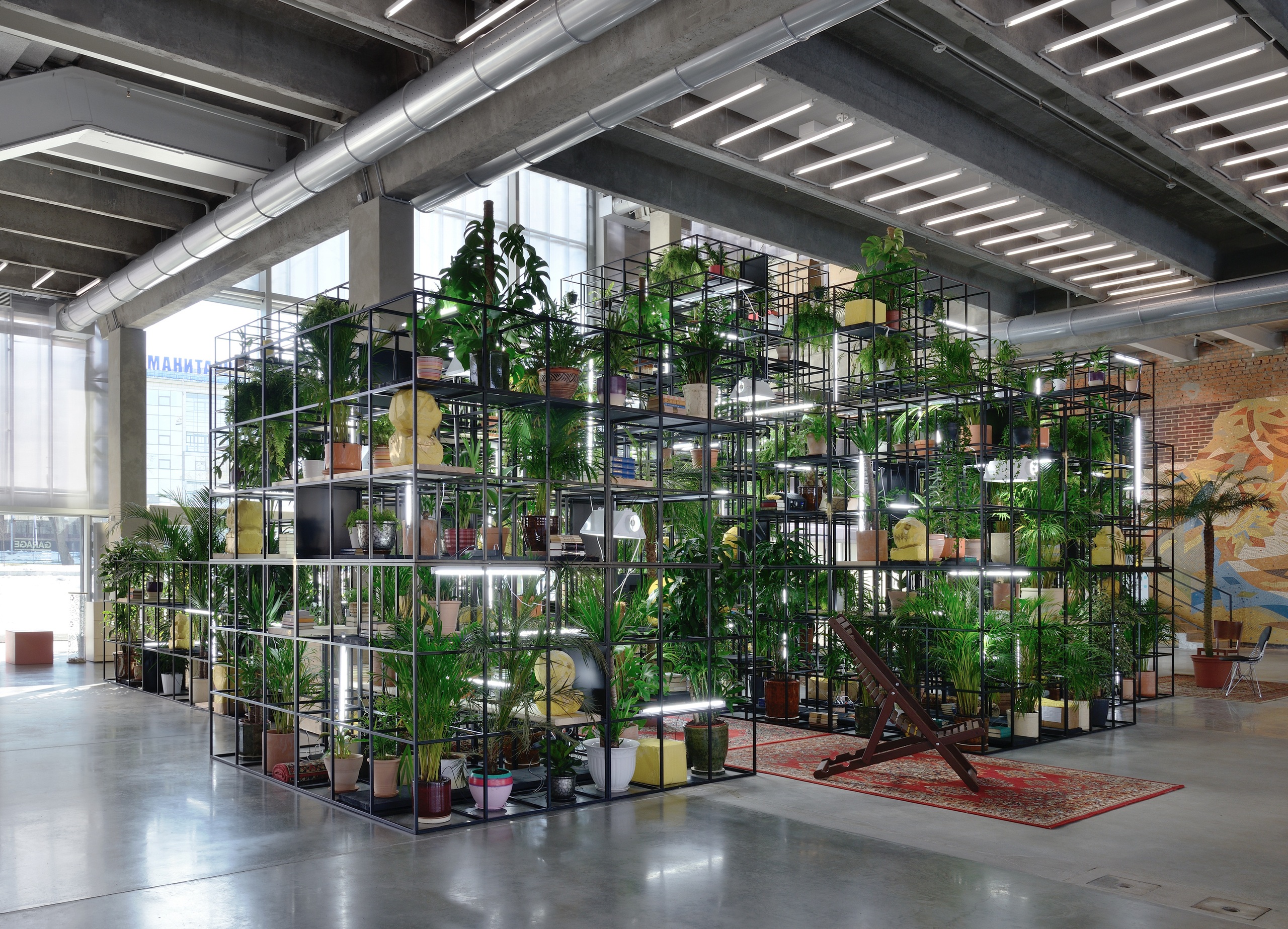 Вид инсталляции Рашида Джонсона &laquo;В нашем дворе&raquo;, Музей современного искусства &laquo;Гараж&raquo;, Москва, 2016 Фото: Алексей Народицкий&copy; Музей современного искусства &laquo;Гараж&raquo;