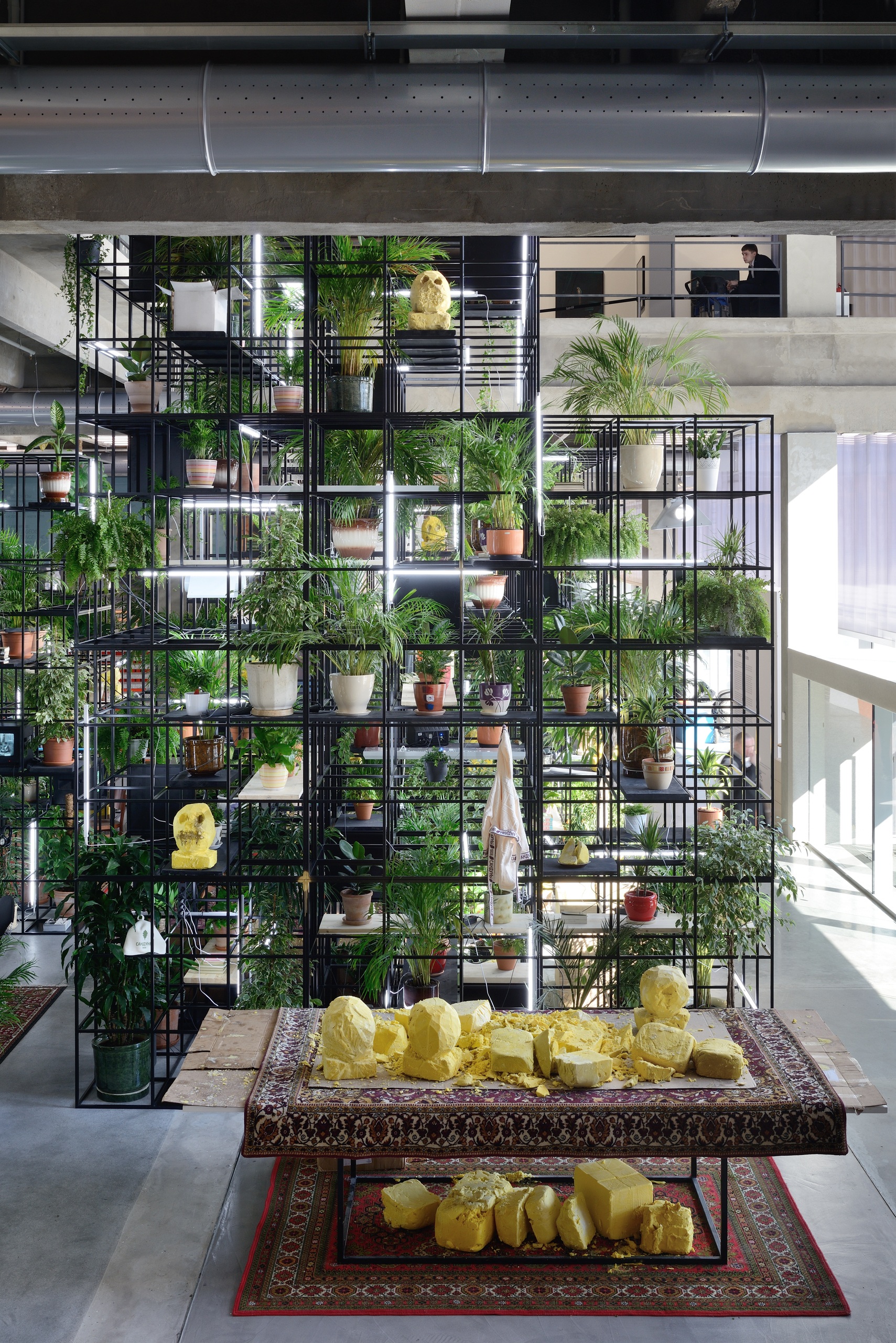 Вид инсталляции Рашида Джонсона &laquo;В нашем дворе&raquo;, Музей современного искусства &laquo;Гараж&raquo;, Москва, 2016 Фото: Алексей Народицкий&copy; Музей современного искусства &laquo;Гараж&raquo;