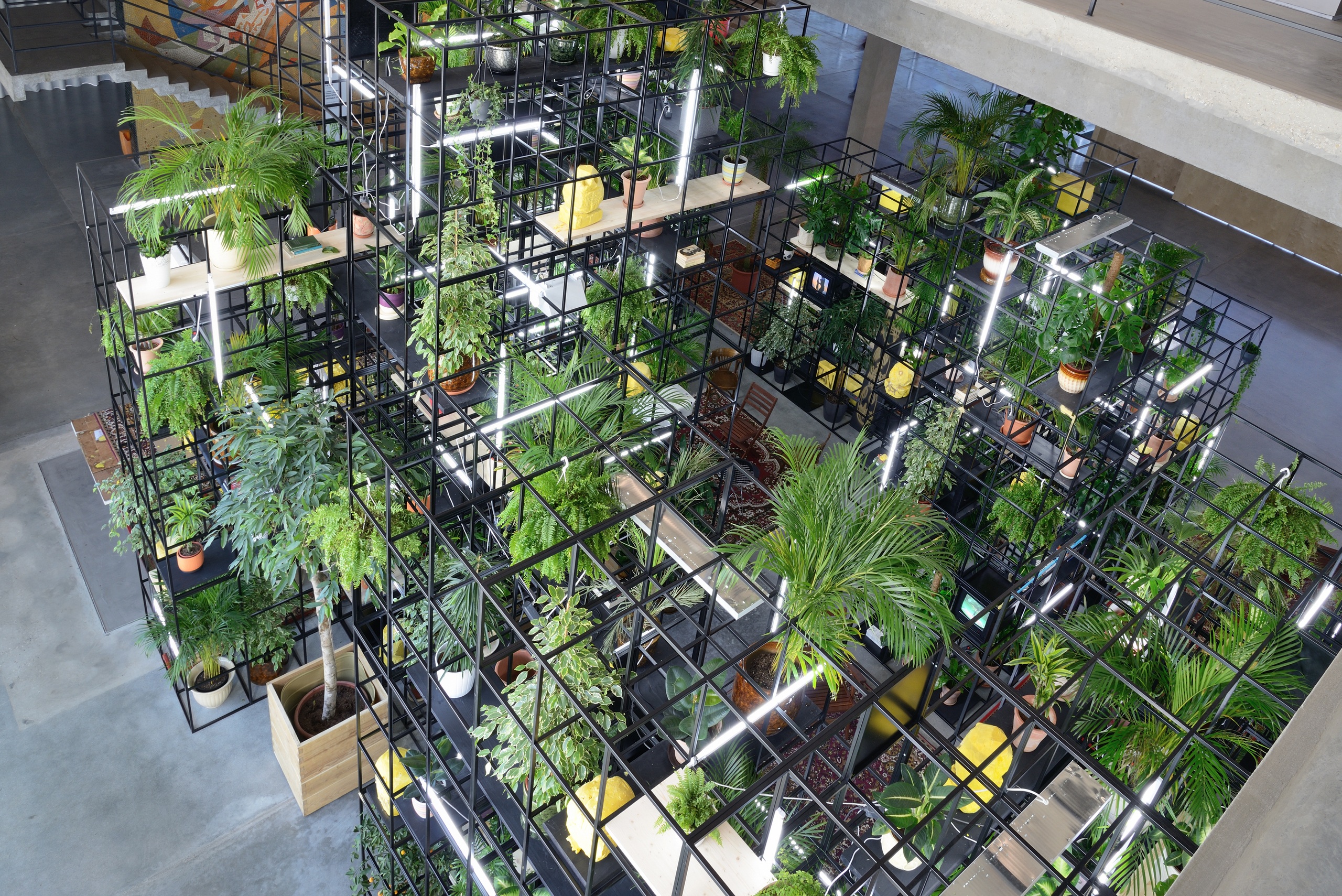 Вид инсталляции Рашида Джонсона &laquo;В нашем дворе&raquo;, Музей современного искусства &laquo;Гараж&raquo;, Москва, 2016 Фото: Алексей Народицкий&copy; Музей современного искусства &laquo;Гараж&raquo;