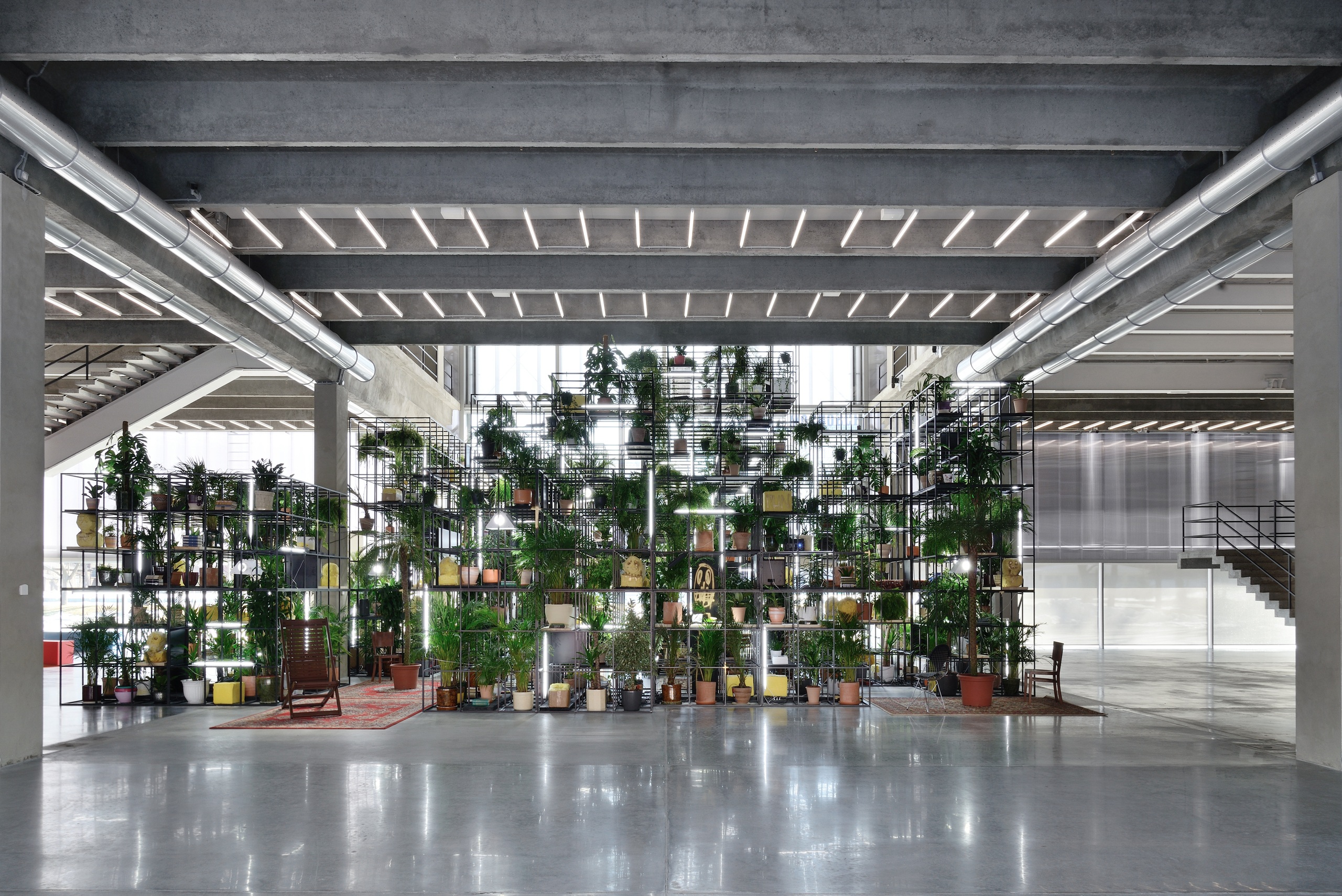 Вид инсталляции Рашида Джонсона &laquo;В нашем дворе&raquo;, Музей современного искусства &laquo;Гараж&raquo;, Москва, 2016 Фото: Алексей Народицкий&copy; Музей современного искусства &laquo;Гараж&raquo;