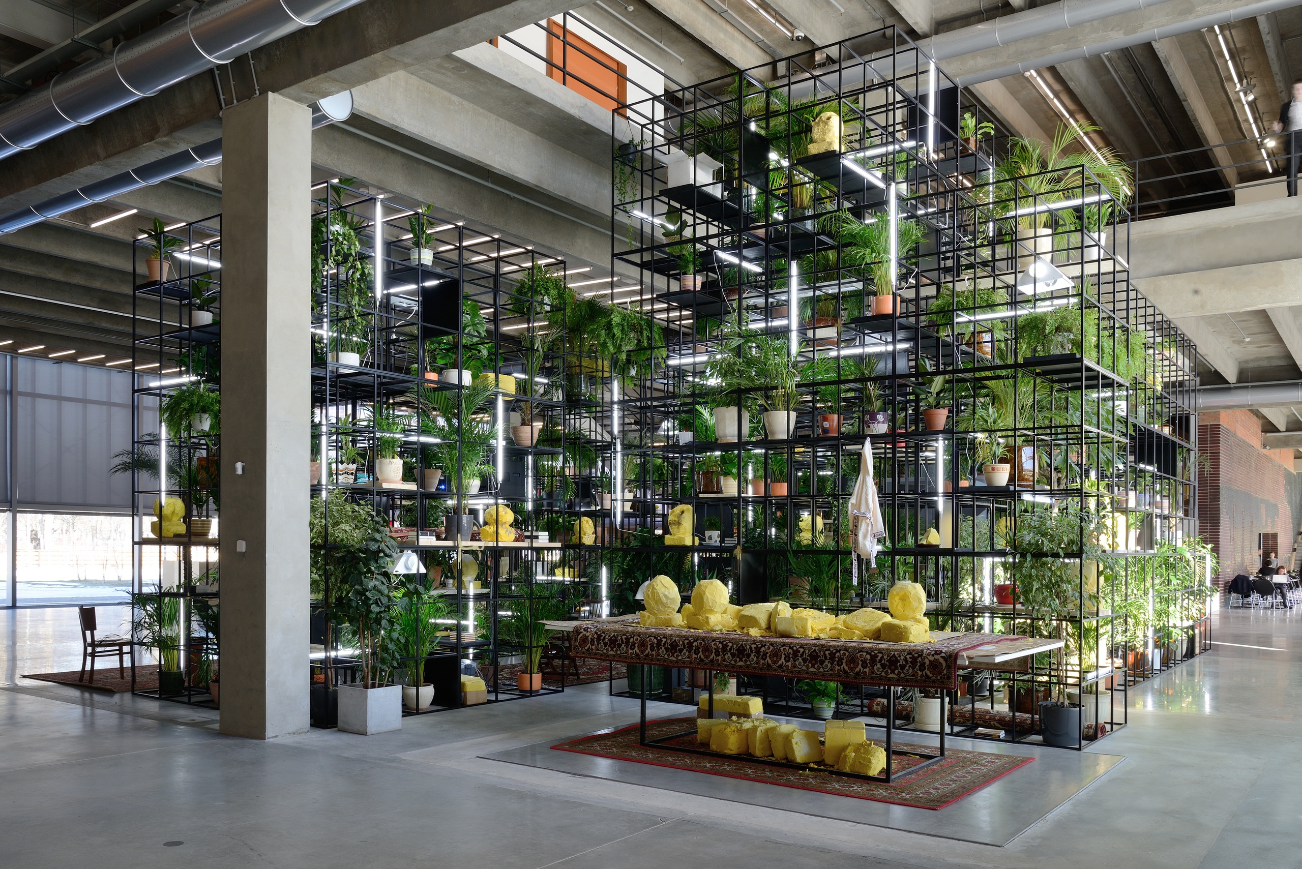 Вид инсталляции Рашида Джонсона &laquo;В нашем дворе&raquo;, Музей современного искусства &laquo;Гараж&raquo;, Москва, 2016 Фото: Алексей Народицкий&copy; Музей современного искусства &laquo;Гараж&raquo;