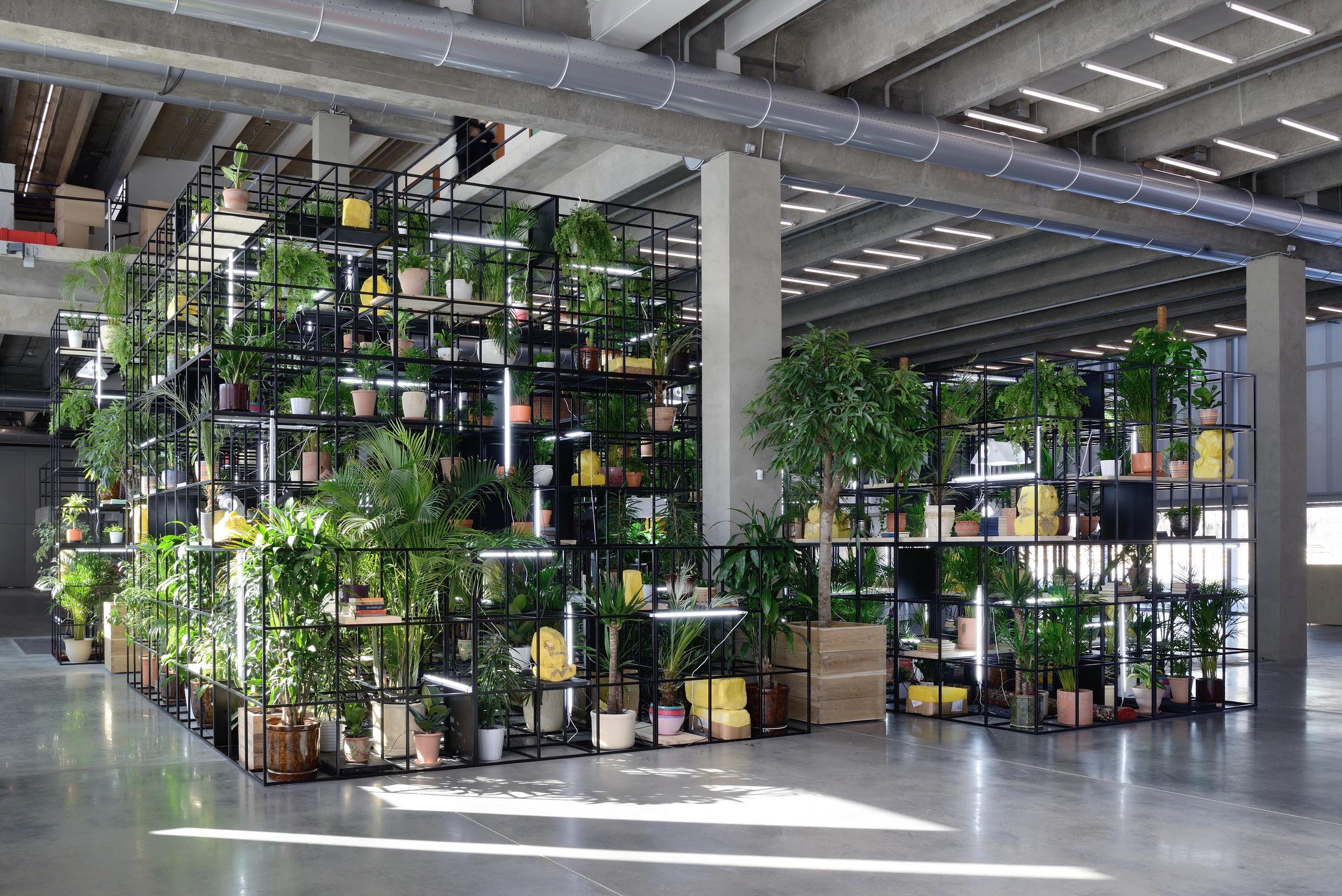 Вид инсталляции Рашида Джонсона &laquo;В нашем дворе&raquo;, Музей современного искусства &laquo;Гараж&raquo;, Москва, 2016 Фото: Алексей Народицкий&copy; Музей современного искусства &laquo;Гараж&raquo;