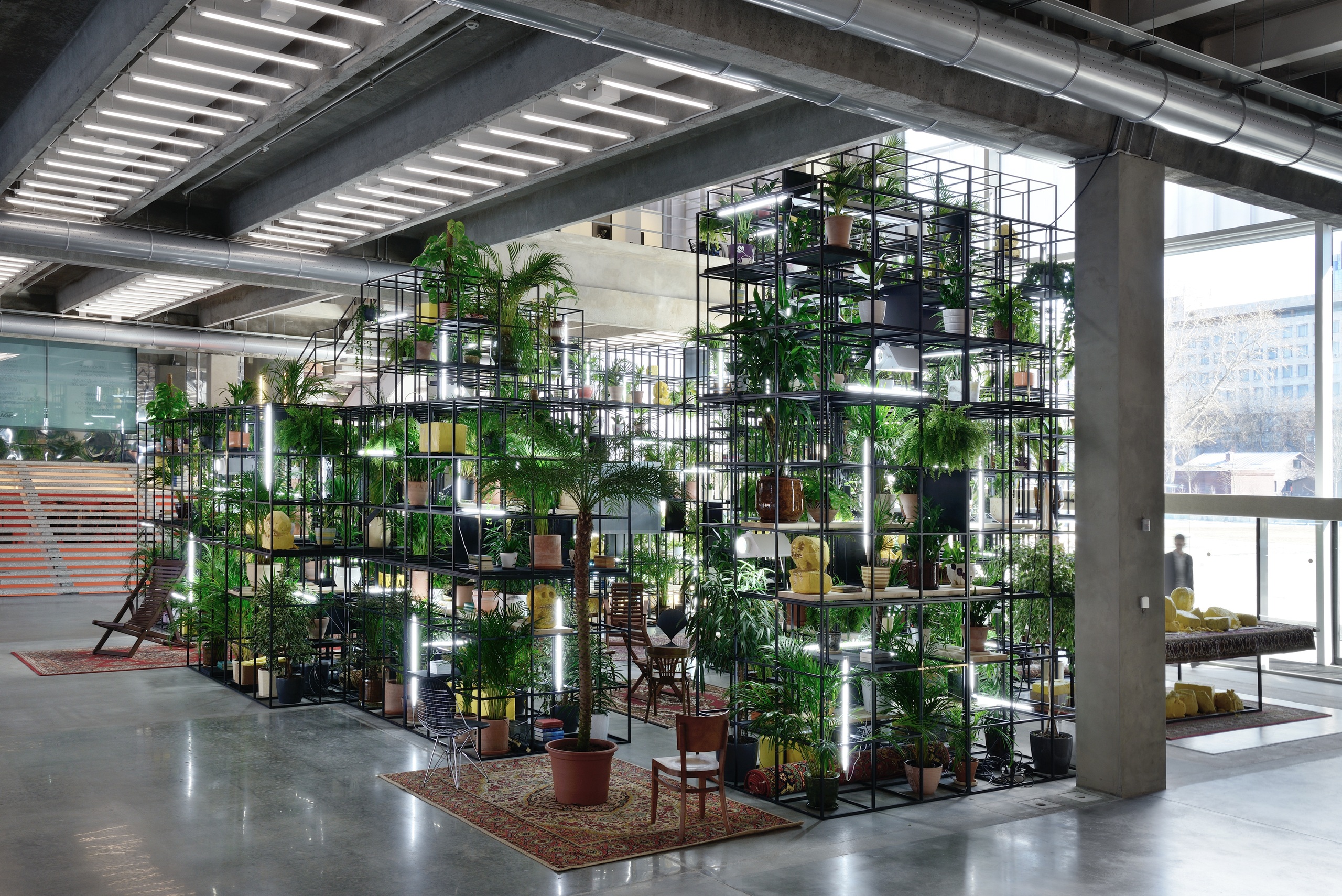 Вид инсталляции Рашида Джонсона &laquo;В нашем дворе&raquo;, Музей современного искусства &laquo;Гараж&raquo;, Москва, 2016 Фото: Алексей Народицкий&copy; Музей современного искусства &laquo;Гараж&raquo;