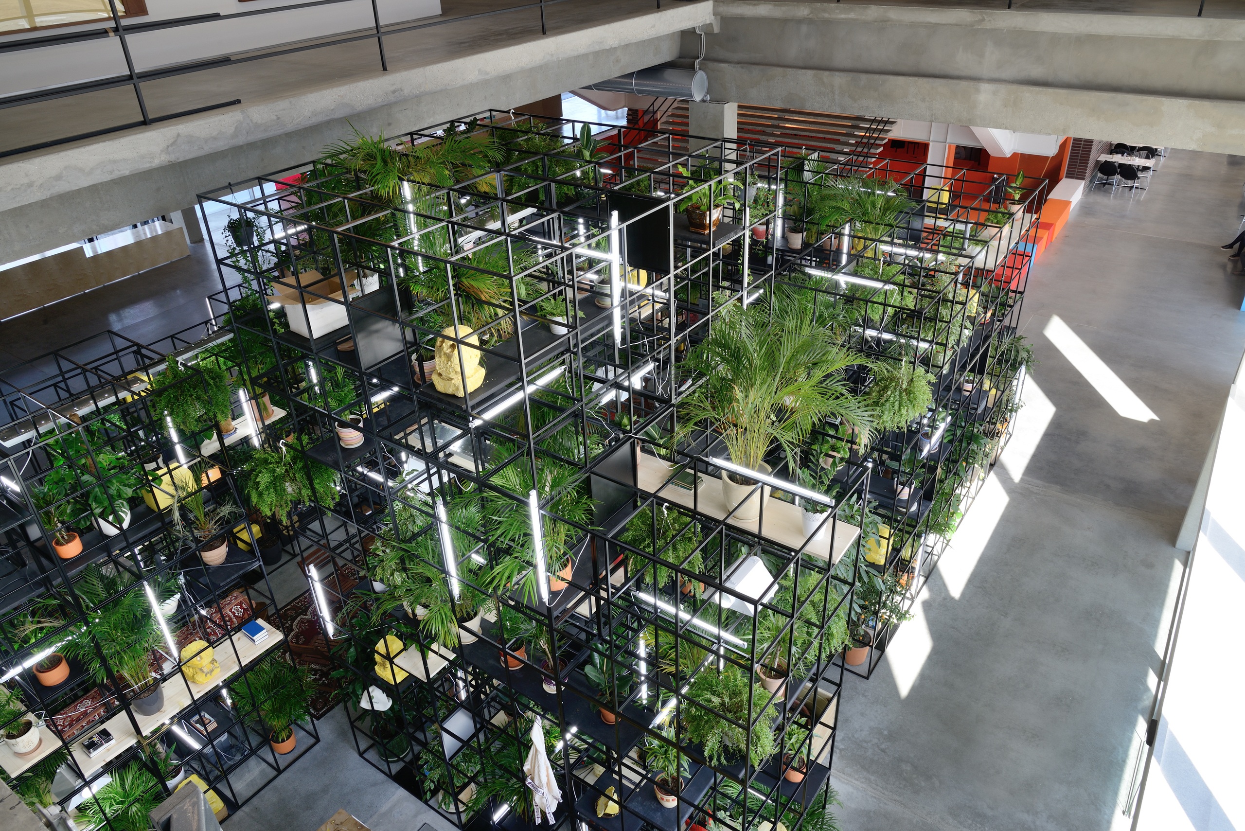 Вид инсталляции Рашида Джонсона &laquo;В нашем дворе&raquo;, Музей современного искусства &laquo;Гараж&raquo;, Москва, 2016 Фото: Алексей Народицкий&copy; Музей современного искусства &laquo;Гараж&raquo;