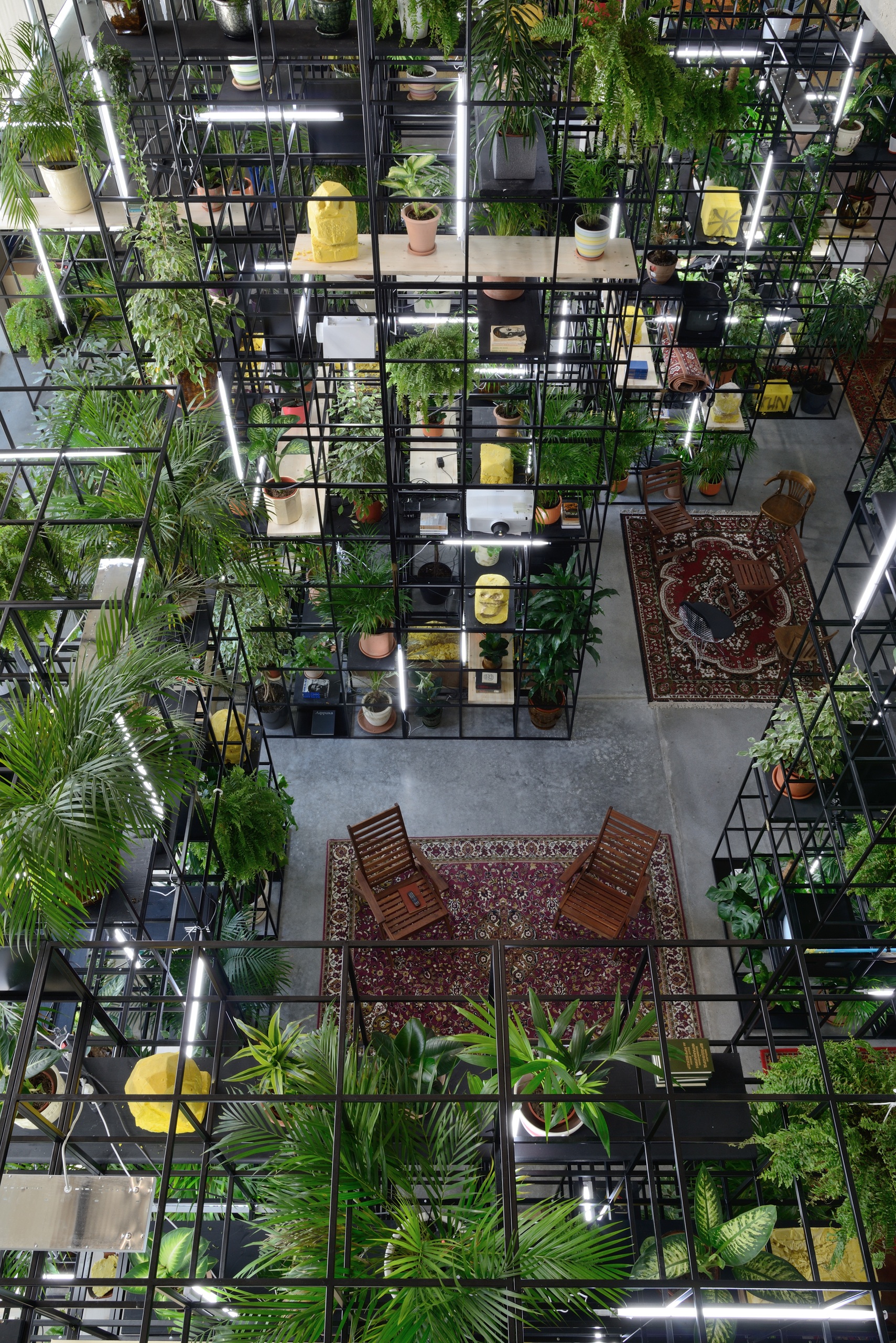 Вид инсталляции Рашида Джонсона &laquo;В нашем дворе&raquo;, Музей современного искусства &laquo;Гараж&raquo;, Москва, 2016 Фото: Алексей Народицкий&copy; Музей современного искусства &laquo;Гараж&raquo;