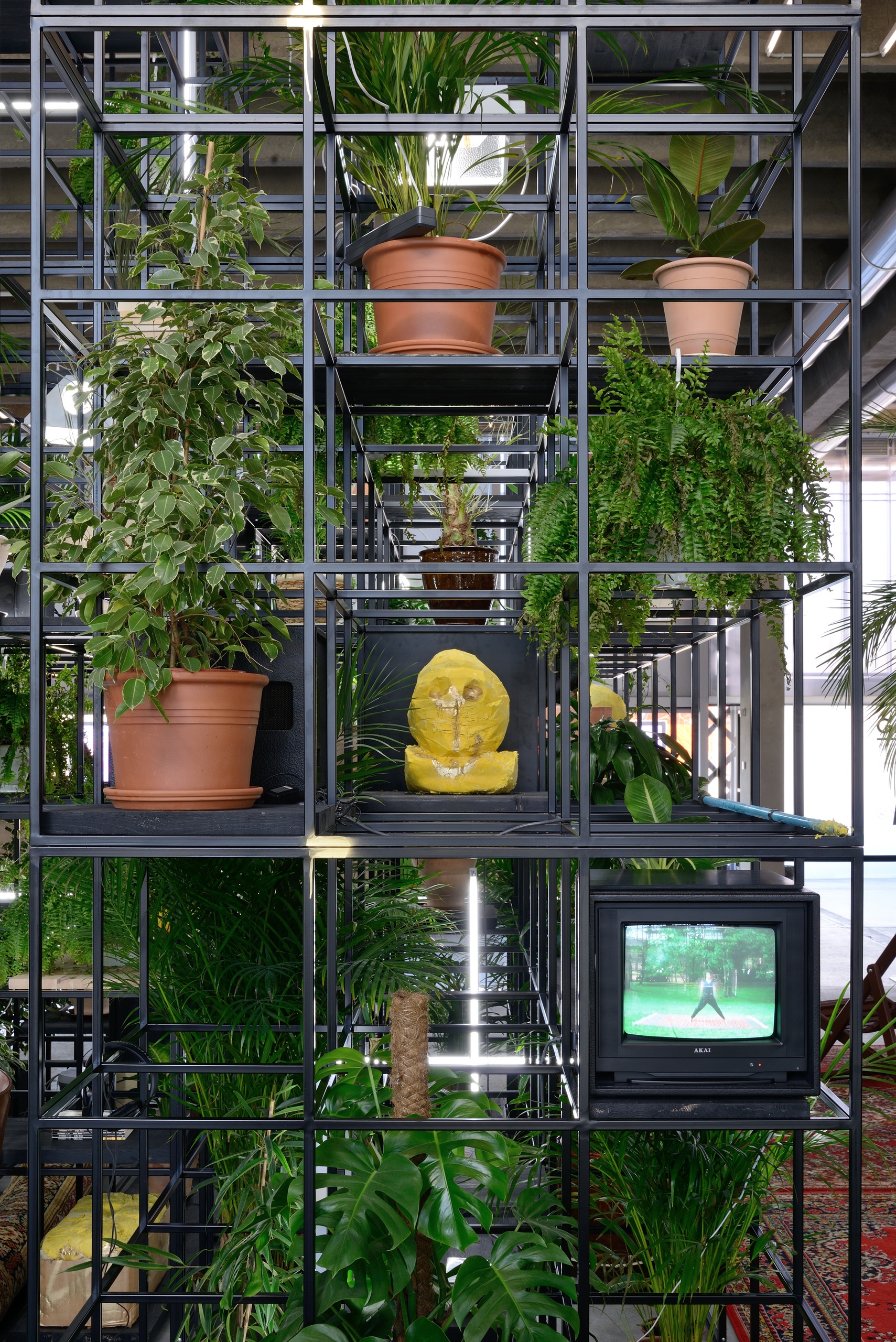 Вид инсталляции Рашида Джонсона &laquo;В нашем дворе&raquo;, Музей современного искусства &laquo;Гараж&raquo;, Москва, 2016 Фото: Алексей Народицкий&copy; Музей современного искусства &laquo;Гараж&raquo;