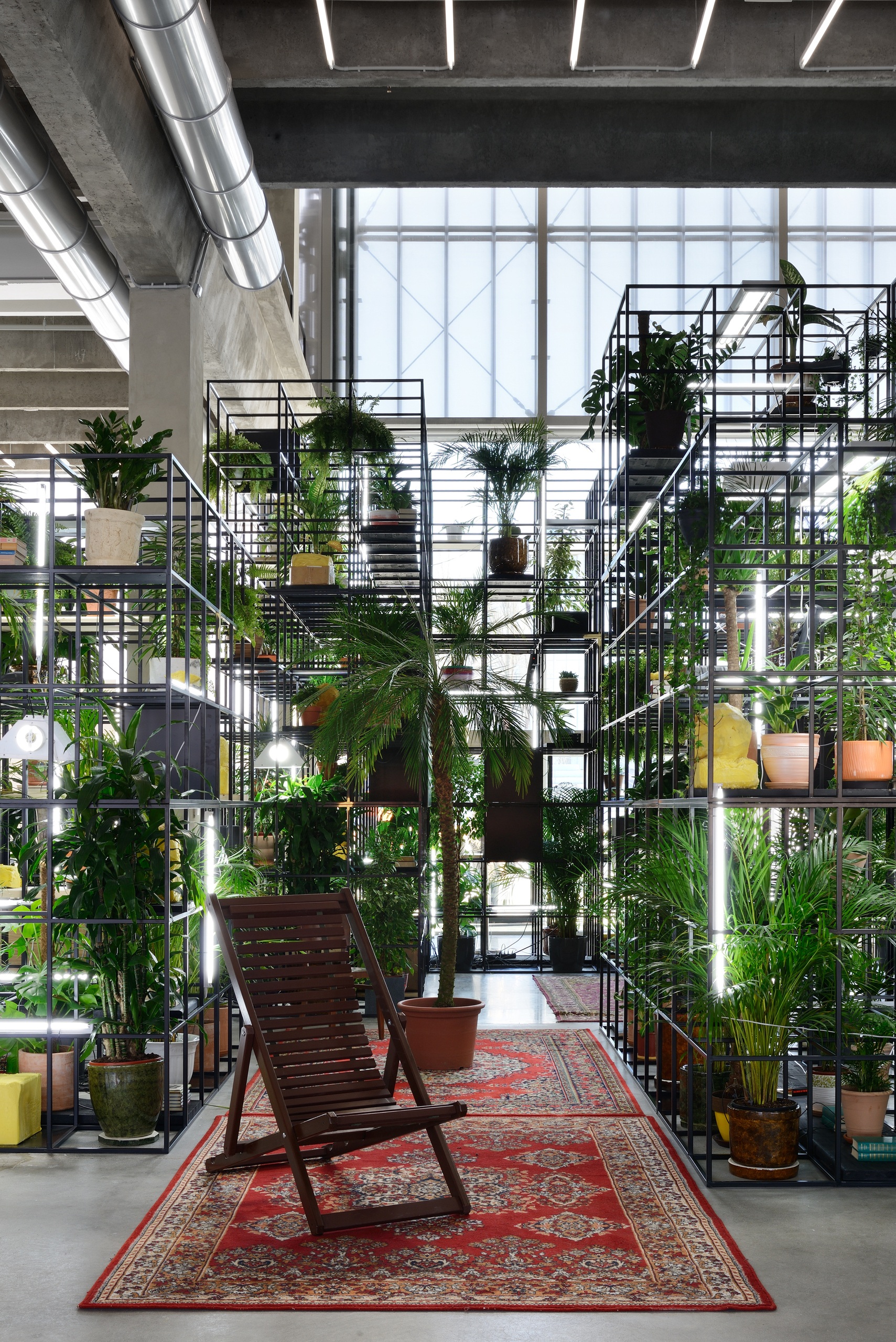 Вид инсталляции Рашида Джонсона &laquo;В нашем дворе&raquo;, Музей современного искусства &laquo;Гараж&raquo;, Москва, 2016 Фото: Алексей НародицкийПредоставлено художником и Музеем современного искусства &laquo;Гараж&raquo;