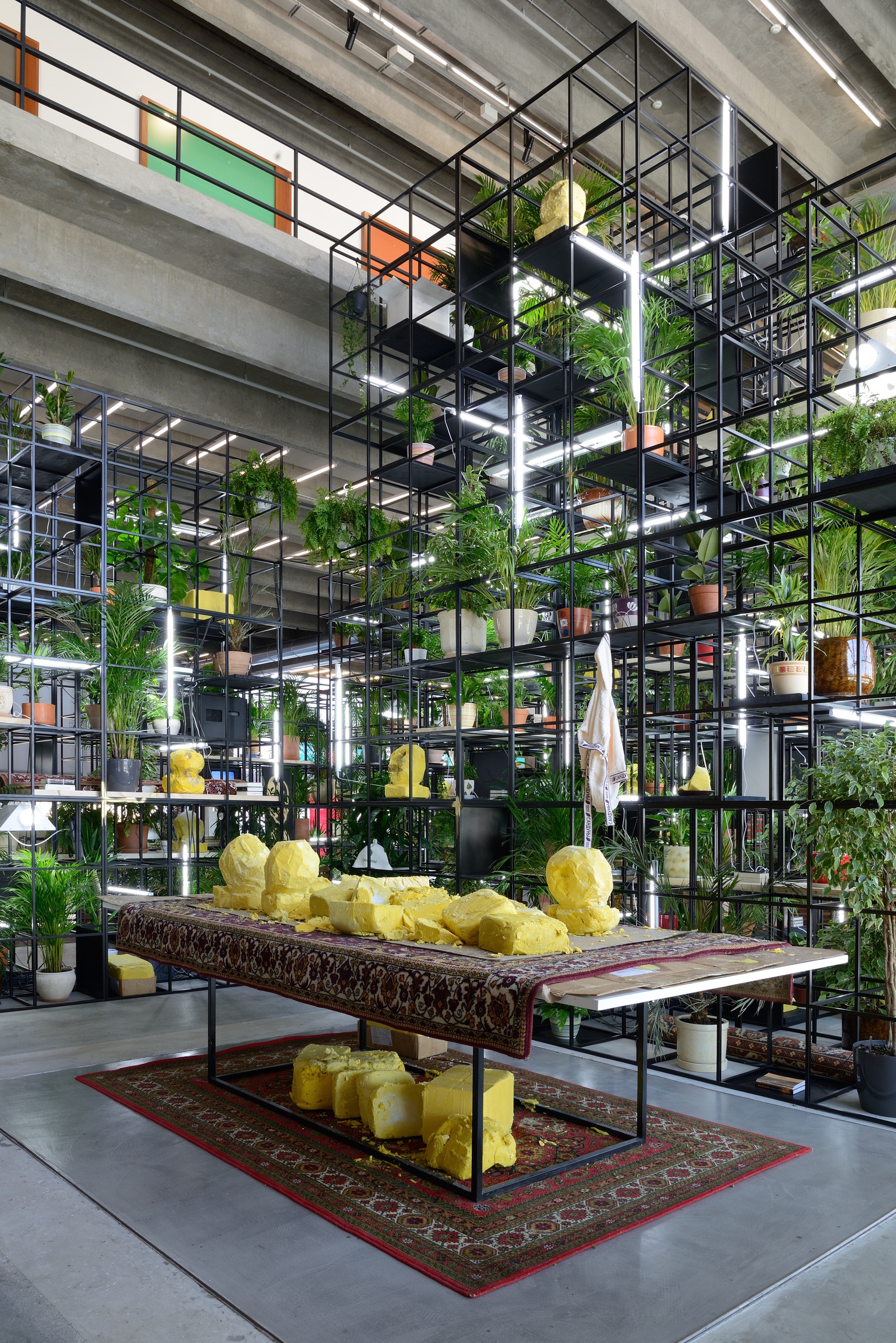 Вид инсталляции Рашида Джонсона &laquo;В нашем дворе&raquo;, Музей современного искусства &laquo;Гараж&raquo;, Москва, 2016 Фото: Алексей НародицкийПредоставлено художником и Музеем современного искусства &laquo;Гараж&raquo;