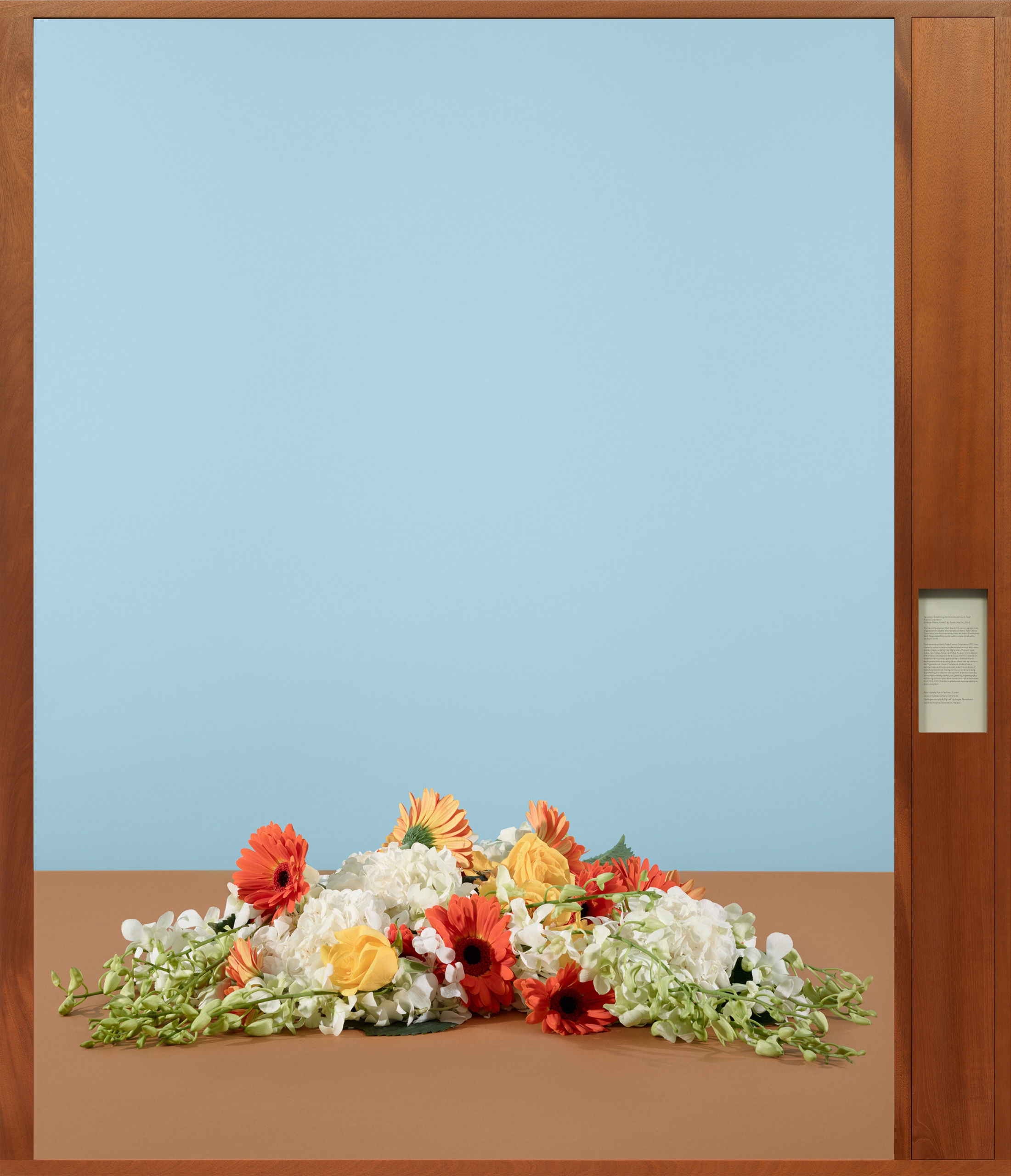 Соглашение о создании Международной исламской торгово-финансовой корпорации.Дворец Баян, Кувейт. 30 мая 2006.Из серии &laquo;Бумажная работа и воля к капиталу&raquo;. 2015Бумага для гербариев, струйная печать, текст, рама из красного дерева215,9 &times; 186,1 &times; 7 см&copy; Taryn Simon. Courtesy Gagosian Gallery