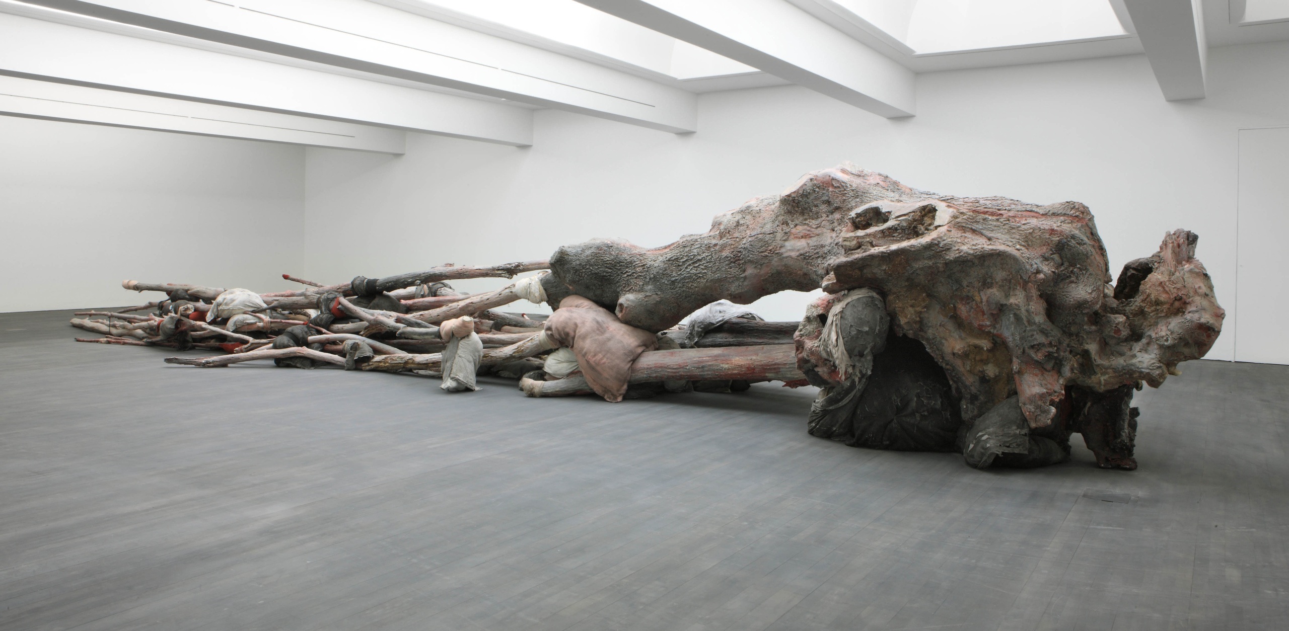 Берлинде де Брёйкере. The Embalmer. 2012–2013. Воск, кожа, трикотаж, ткань, дерево, краска, железо. 230 x 1790 x 410 см