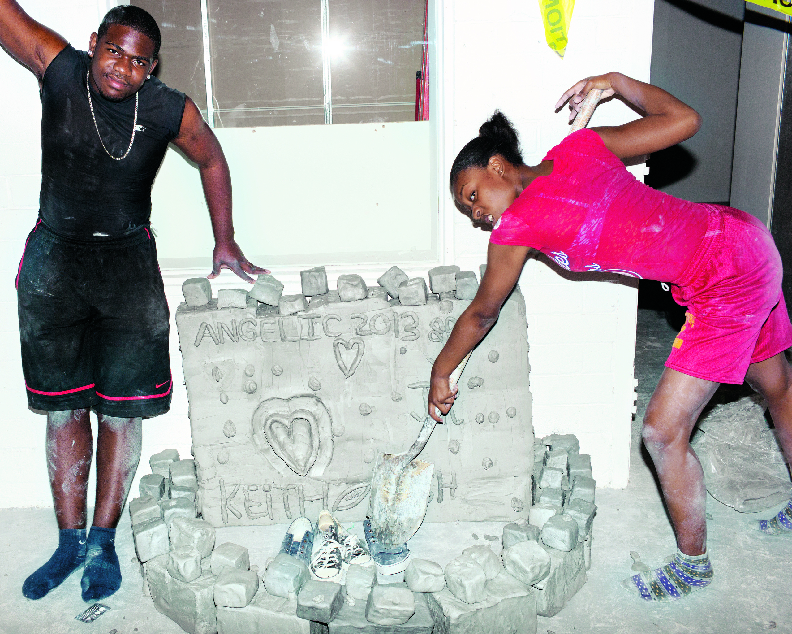 Урс Фишер и другие художникиYES. 2011 &mdash; по настоящее времяСкульптуры из необожженной глины, сделанные на месте их экспонирования различными авторамиРазмеры варьируютсяВид инсталляции, The Geffen Contemporary, Музей современного искусства, Лос-Анджелес, 2013&copy; Urs Fischer. Courtesy авторыФото: Кассандра МакЛеод