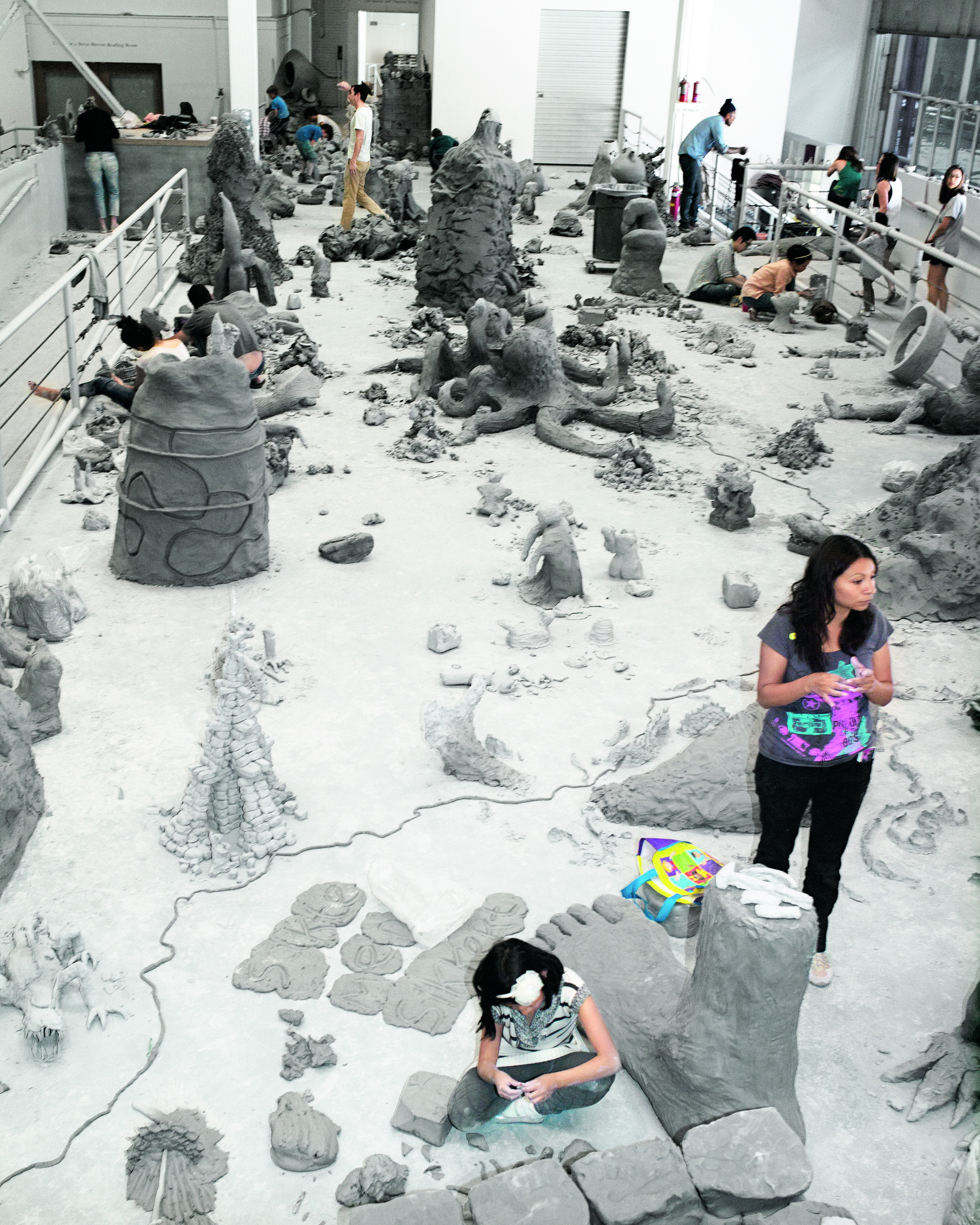 Урс Фишер и другие художникиYES. 2011 &mdash; по настоящее времяСкульптуры из необожженной глины, сделанные на месте их экспонирования различными авторамиРазмеры варьируютсяВид инсталляции, The Geffen Contemporary, Музей современного искусства, Лос-Анджелес, 2013&copy; Urs Fischer. Courtesy авторыФото: Кассандра МакЛеод