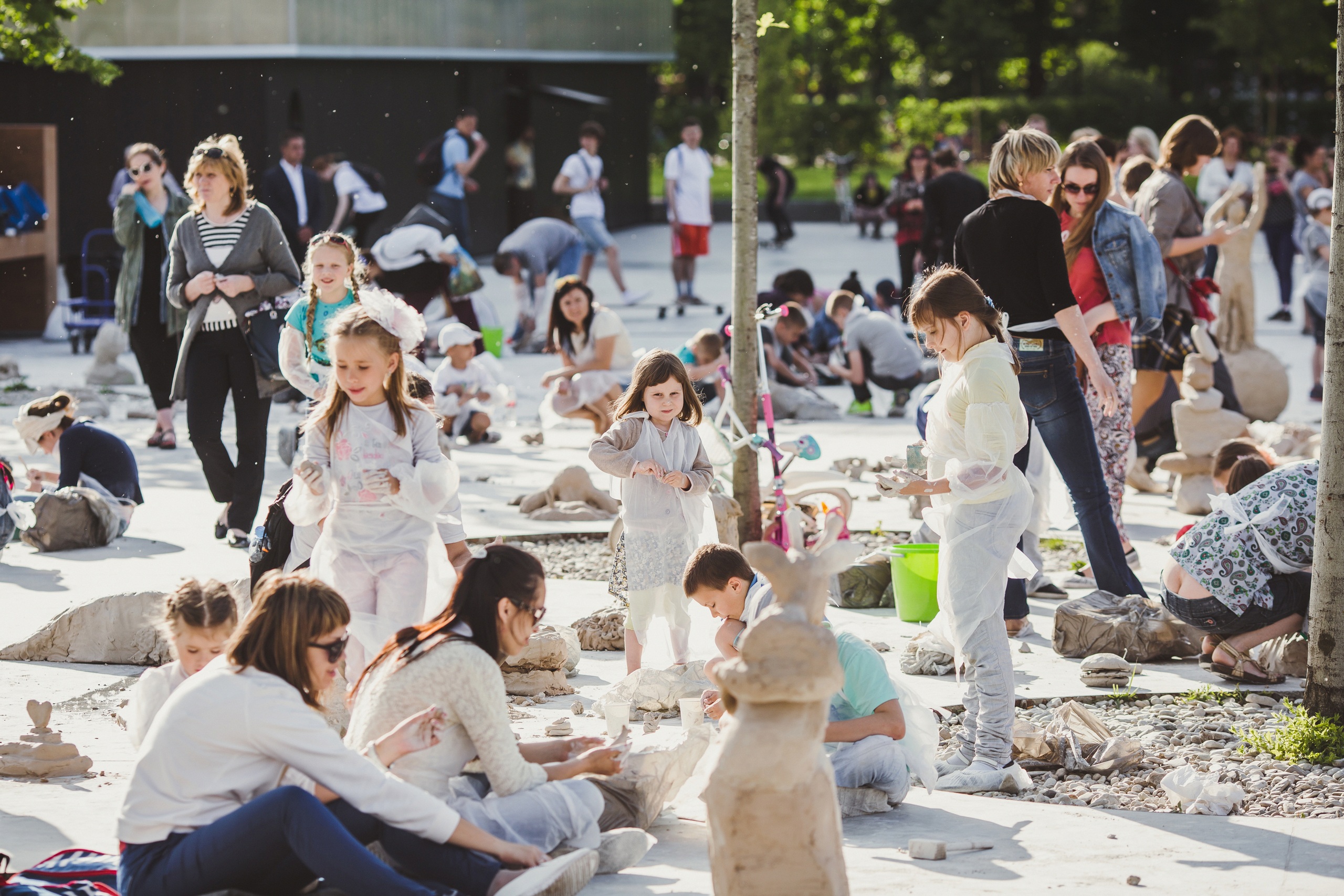 Урс Фишер и другие художникиYES. 2011 &mdash; по настоящее времяСкульптуры из необожженной глины, сделанные на месте их экспонирования различными авторамиРазмеры варьируютсяВид инсталляции, Музей современного искусства &laquo;Гараж&raquo;, Москва, 2016&copy; Urs Fischer. Courtesy авторы