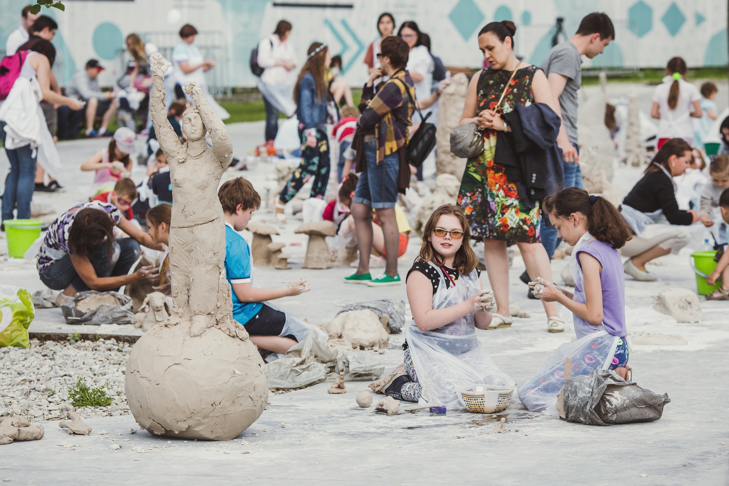 Урс Фишер и другие художникиYES. 2011 &mdash; по настоящее времяСкульптуры из необожженной глины, сделанные на месте их экспонирования различными авторамиРазмеры варьируютсяВид инсталляции, Музей современного искусства &laquo;Гараж&raquo;, Москва, 2016&copy; Urs Fischer. Courtesy авторы