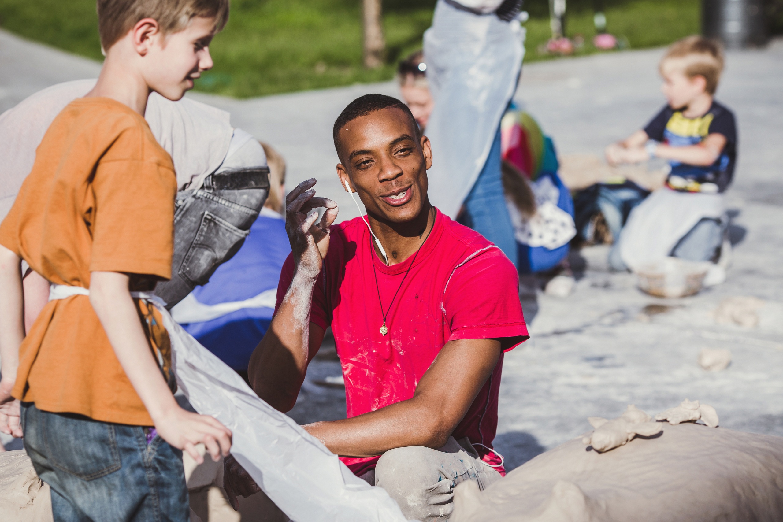 Урс Фишер и другие художникиYES. 2011 &mdash; по настоящее времяСкульптуры из необожженной глины, сделанные на месте их экспонирования различными авторамиРазмеры варьируютсяВид инсталляции, Музей современного искусства &laquo;Гараж&raquo;, Москва, 2016&copy; Urs Fischer. Courtesy авторы