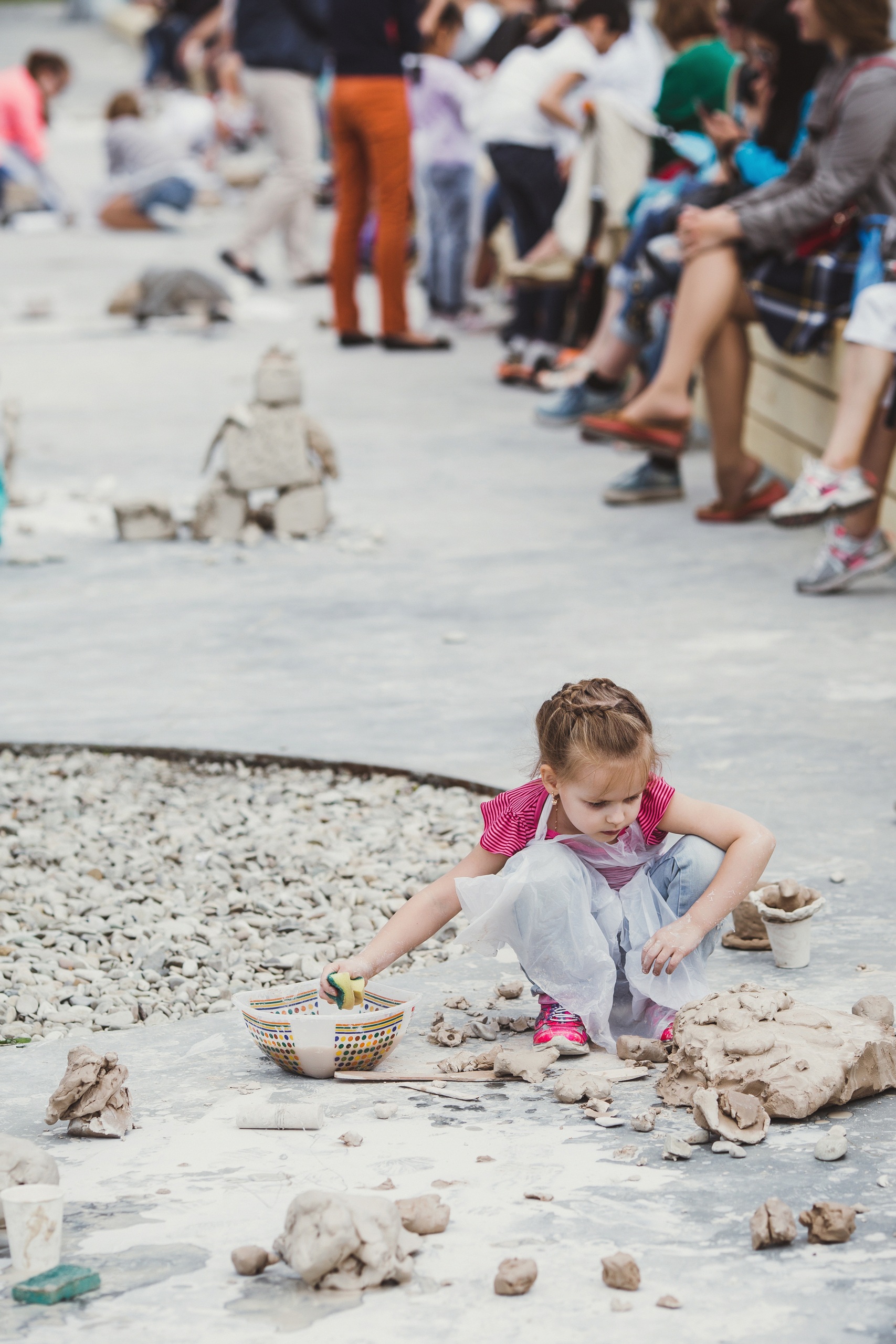 Урс Фишер и другие художникиYES. 2011 &mdash; по настоящее времяСкульптуры из необожженной глины, сделанные на месте их экспонирования различными авторамиРазмеры варьируютсяВид инсталляции, Музей современного искусства &laquo;Гараж&raquo;, Москва, 2016&copy; Urs Fischer. Courtesy авторы