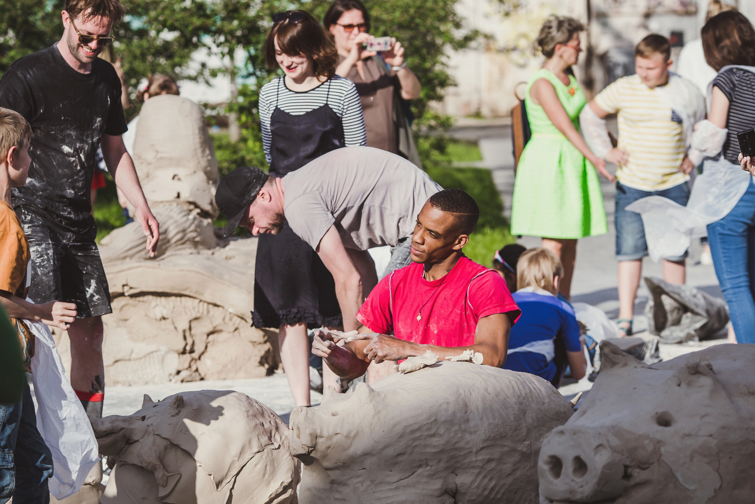 Урс Фишер и другие художникиYES. 2011 &mdash; по настоящее времяСкульптуры из необожженной глины, сделанные на месте их экспонирования различными авторамиРазмеры варьируютсяВид инсталляции, Музей современного искусства &laquo;Гараж&raquo;, Москва, 2016&copy; Urs Fischer. Courtesy авторы