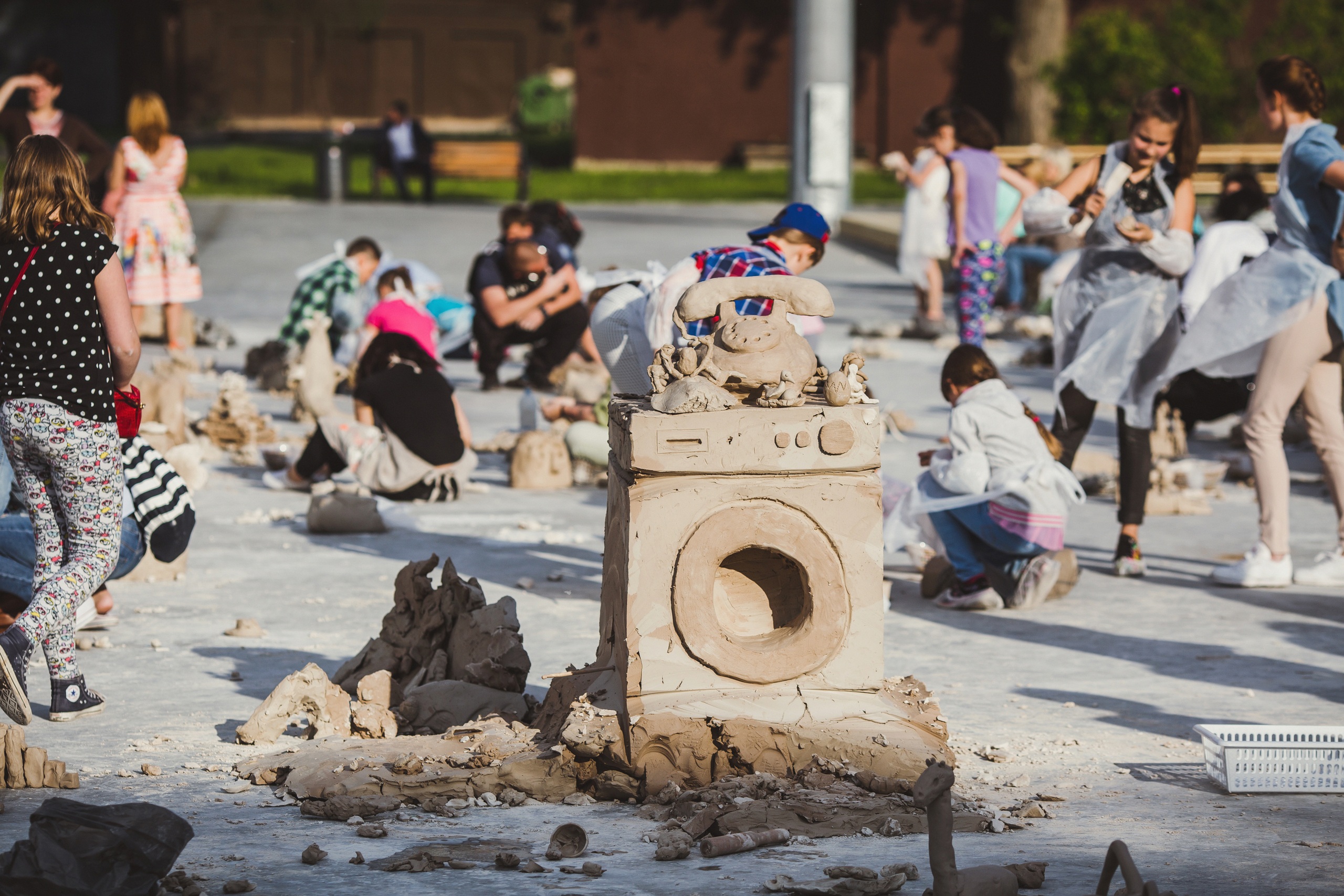 Урс Фишер и другие художникиYES. 2011 &mdash; по настоящее времяСкульптуры из необожженной глины, сделанные на месте их экспонирования различными авторамиРазмеры варьируютсяВид инсталляции, Музей современного искусства &laquo;Гараж&raquo;, Москва, 2016&copy; Urs Fischer. Courtesy авторы