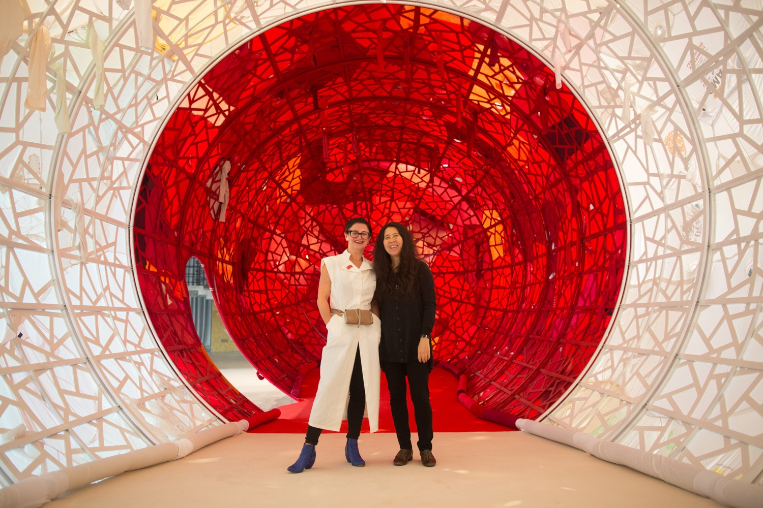 Художница Инь Сючжэнь и куратор проекта &laquo;Медленное действие&raquo; Снежана Кръстева, Музей современного искусства &laquo;Гараж&raquo;, 2016  &copy; Музей современного искусства &laquo;Гараж&raquo;