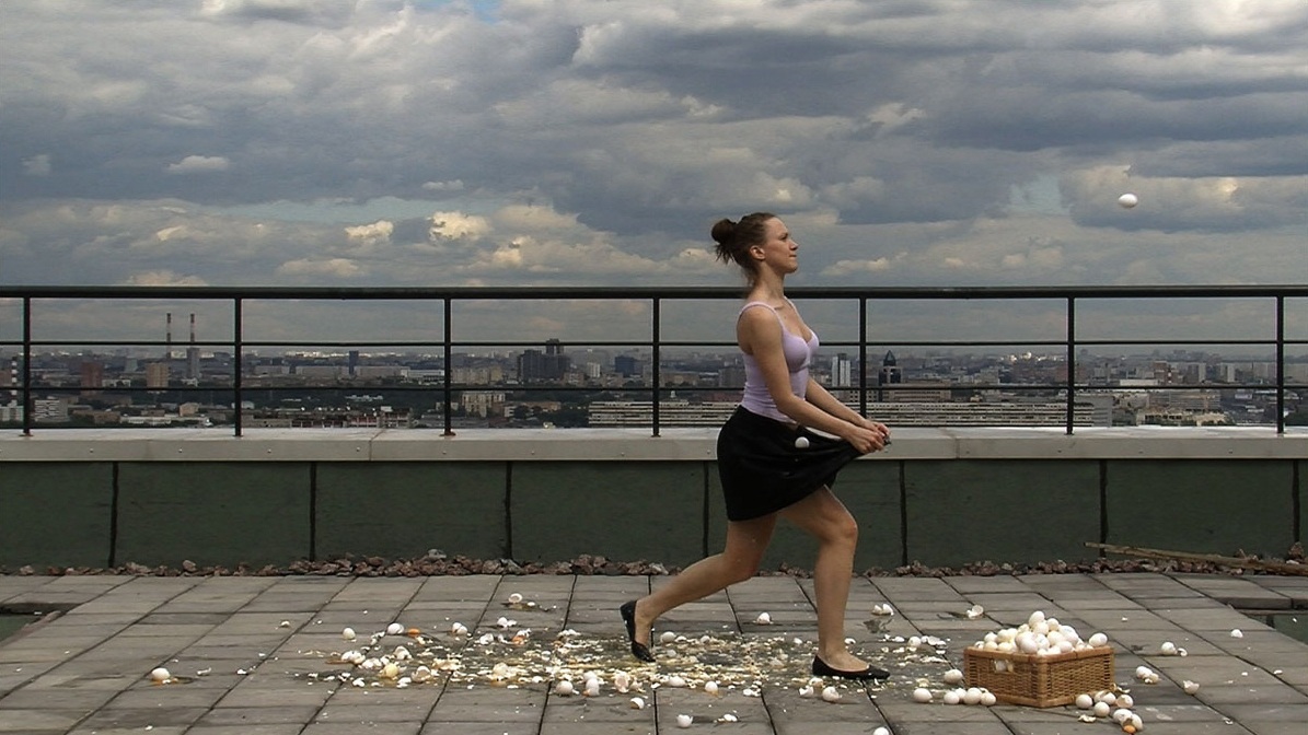 Полина Канис. Яйца. 2010. Видео. Courtesy Aksenov Family Foundation.