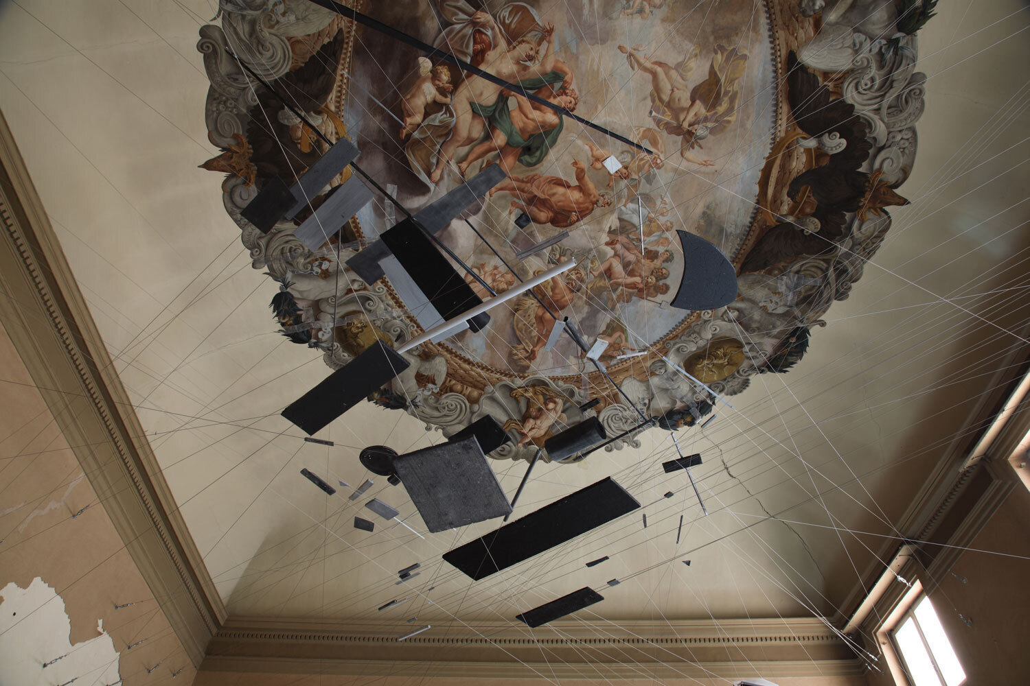 Дмитрий Гутов. Параллакс II. 2010. Металлический трос, талрепы, трубы, пластик, доски, металл