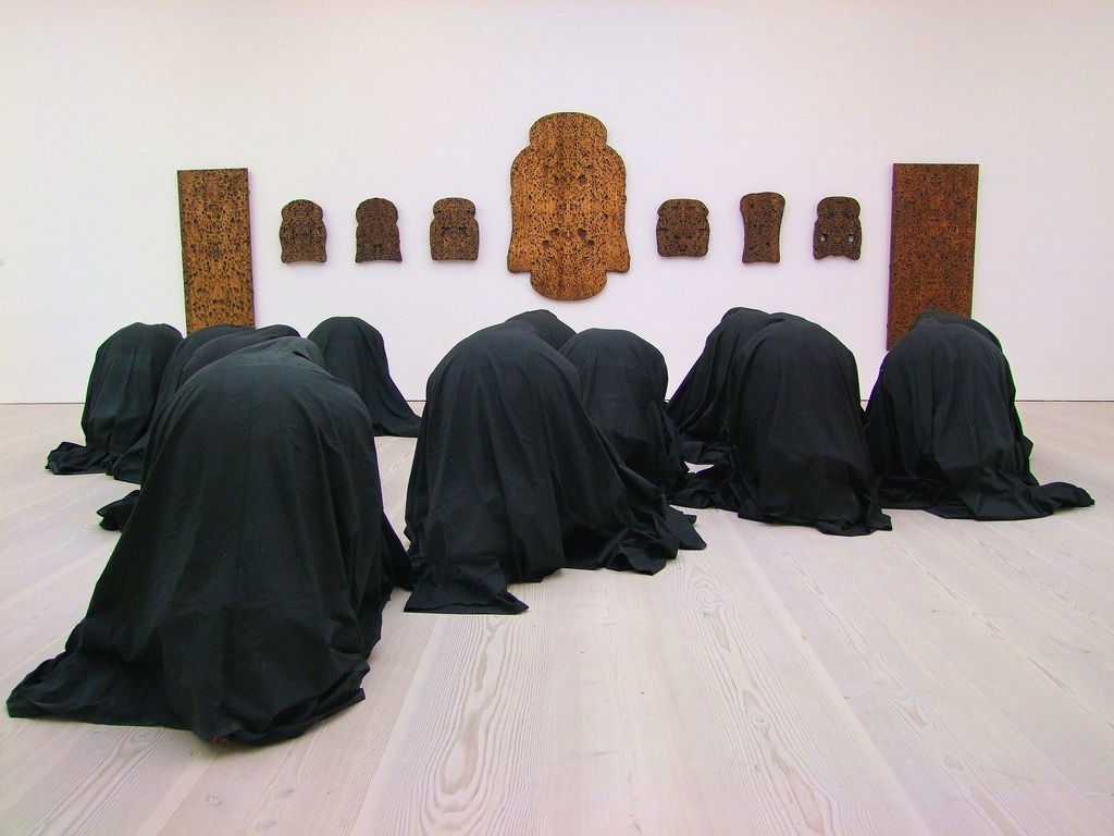 Сергей Шутов. Абак. 2001. Инсталляция: объекты, видео, звук