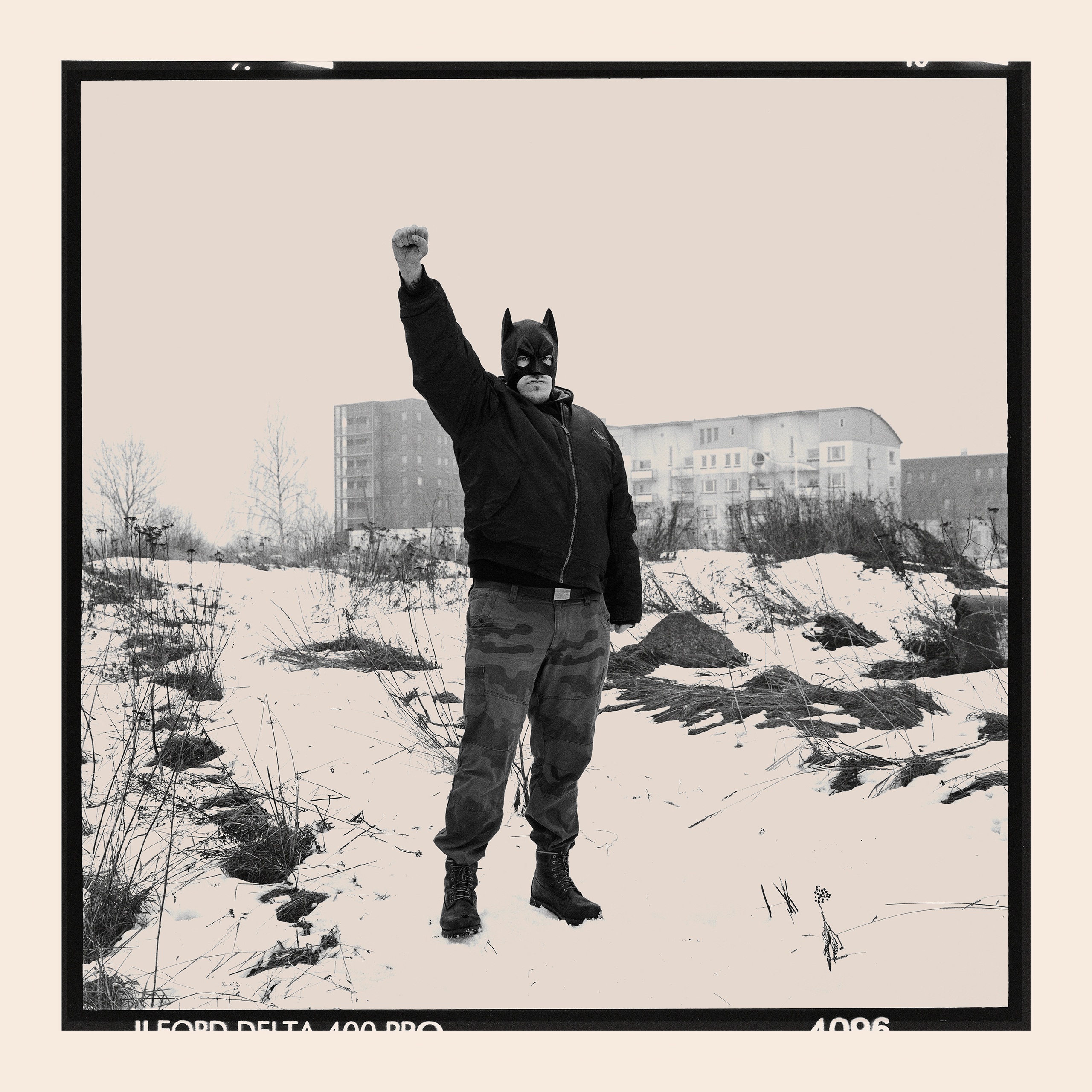 Максим МёдовИз проекта &laquo;Самозащита&raquo;. 2007-2017. Желатино-серебряный отпечаток. Авторская техника. 43 &times;&nbsp;43 см.Тираж 1/27