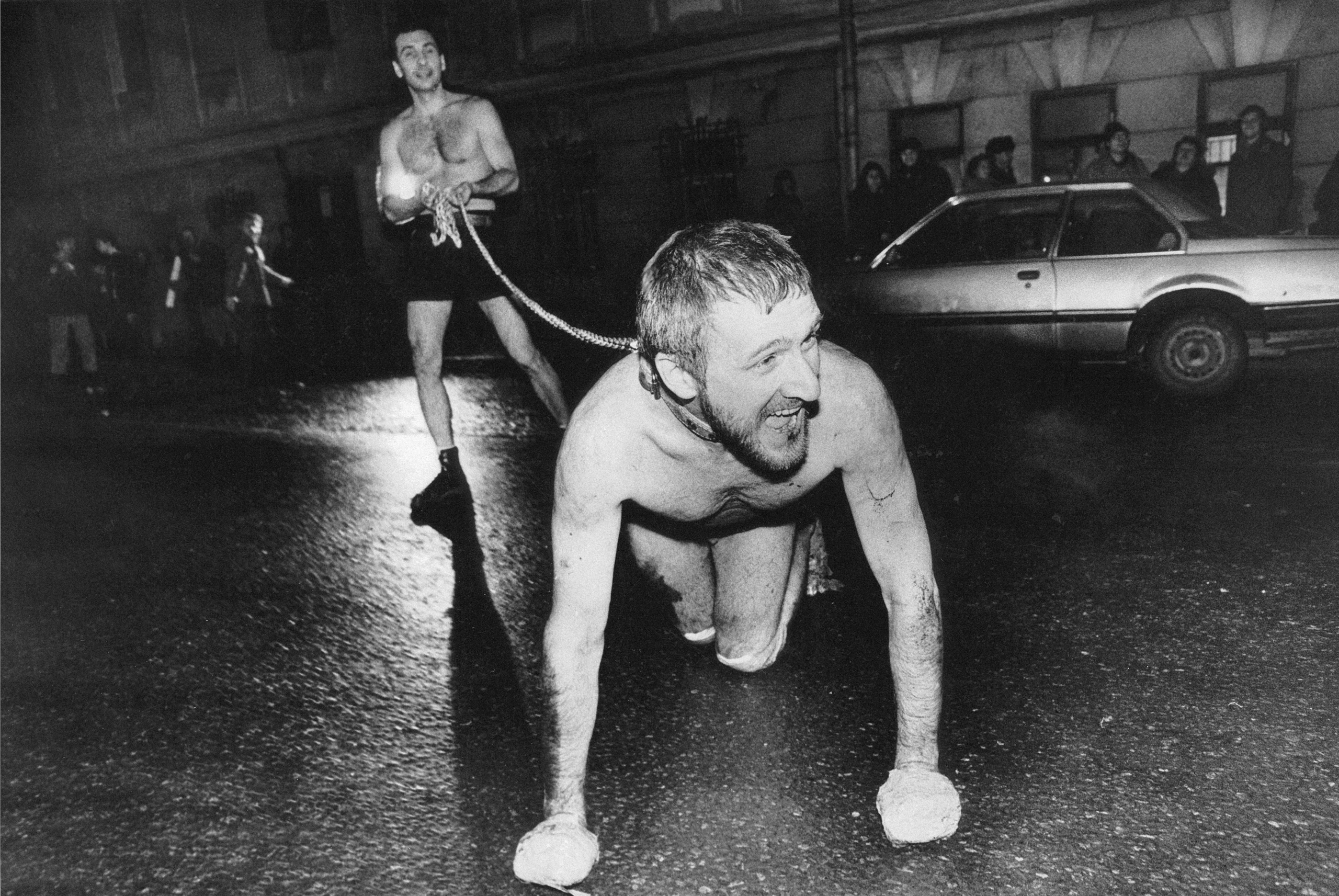 Олег Кулик, Александр Бренер. Бешеный пес, или Последнее табу, охраняемое одиноким Цербером. 1994. Courtesy Олег Кулик