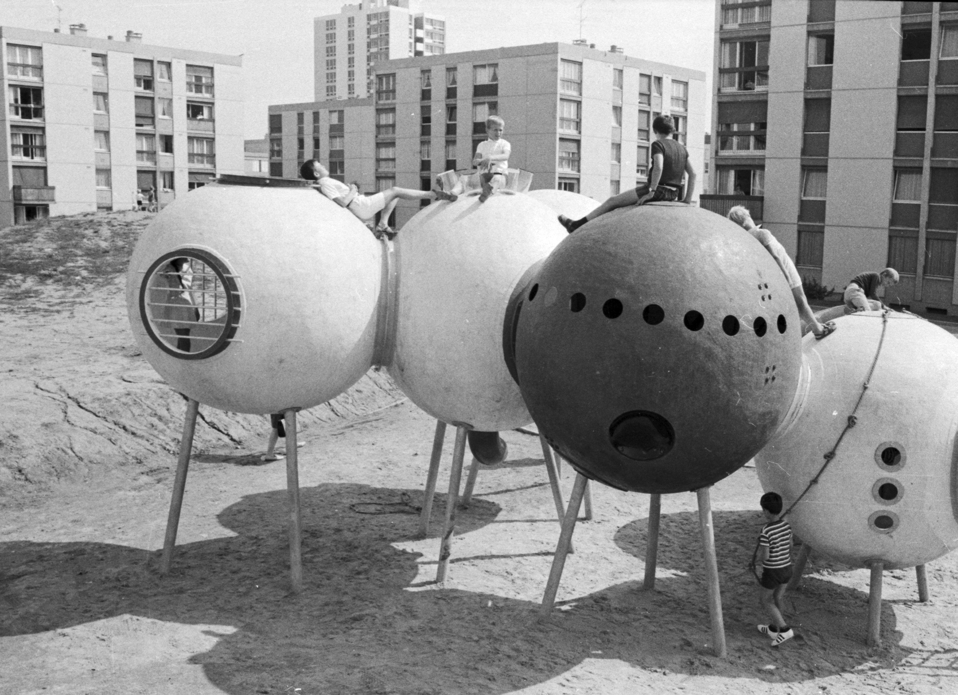 Group Ludic [&laquo;Игровая группа&raquo;]. Сферы на ходулях. Эрувиль-Сен-Клер, &laquo;Гранд Дель&raquo;. 1968Предоставлено Ксавье де ла Салем