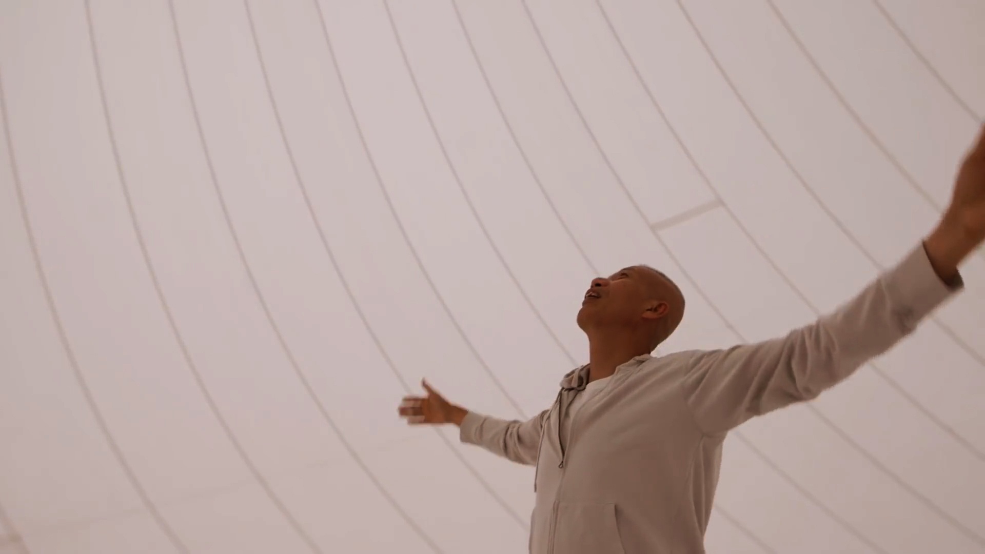  «Лестница в небо. Искусство Цай Гоцяна»Режиссер Кевин Макдональд, 76 мин.США, 2016Netflix