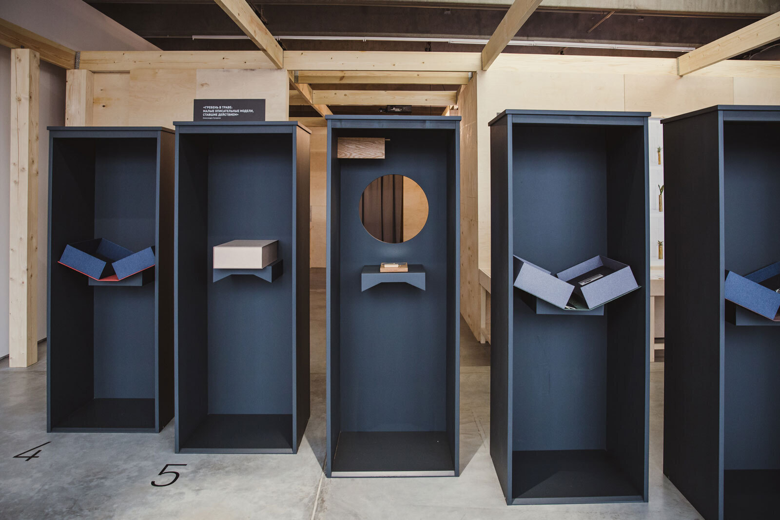 Вид экспозиции выставки &laquo;Полевые исследования: освободить знание. Отчет о ходе работ II&raquo; в Музее современного искусства &laquo;Гараж&raquo;, Москва. 2017Фото: Дмитрий Шумов&copy; Музей современного искусства &laquo;Гараж&raquo;