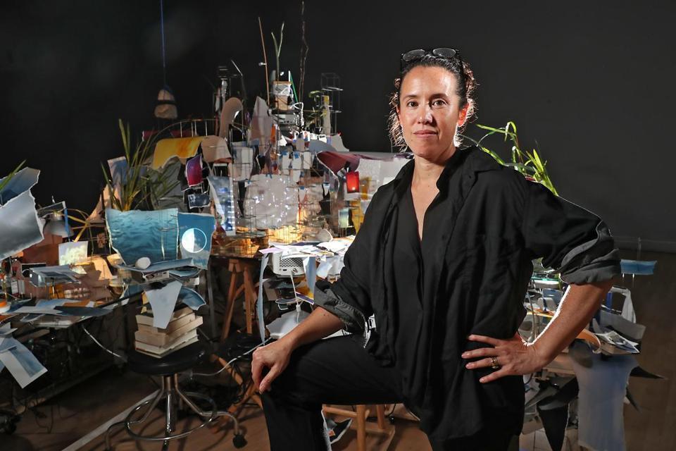 Сара Зе. Выцветание голубой стены. 2016. Предоставлено Charles Mayer