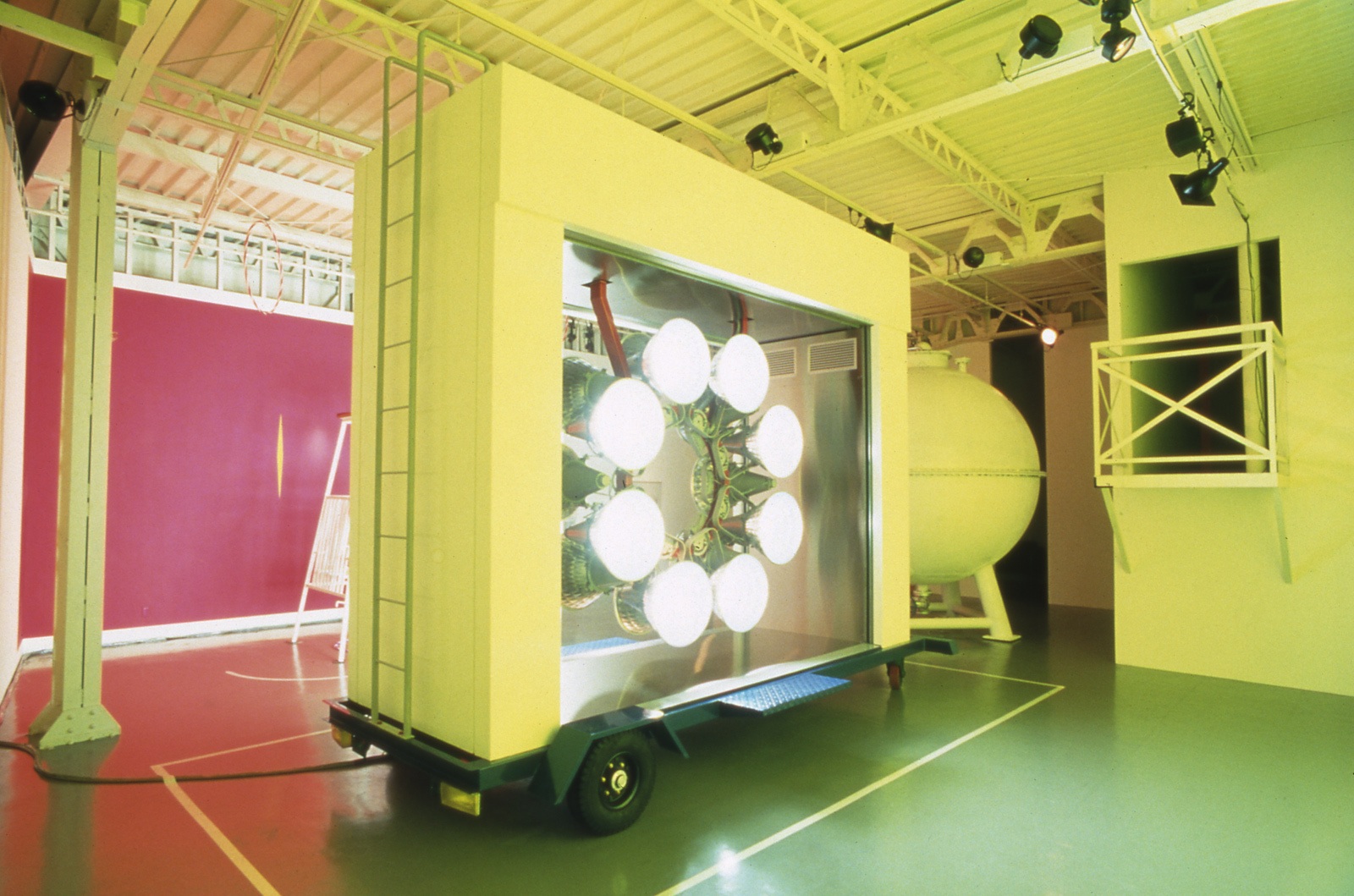 Такаси Мураками. Морской бриз. 1992Железо, нержавеющая сталь, рольставни, ртутная лампа, подвеска, колеса, вентилятор,импульсные лампы. 350 × 480 × 250 см© 1992 Takashi Murakami/Kaikai Kiki Co., Ltd. All Rights Reserved.