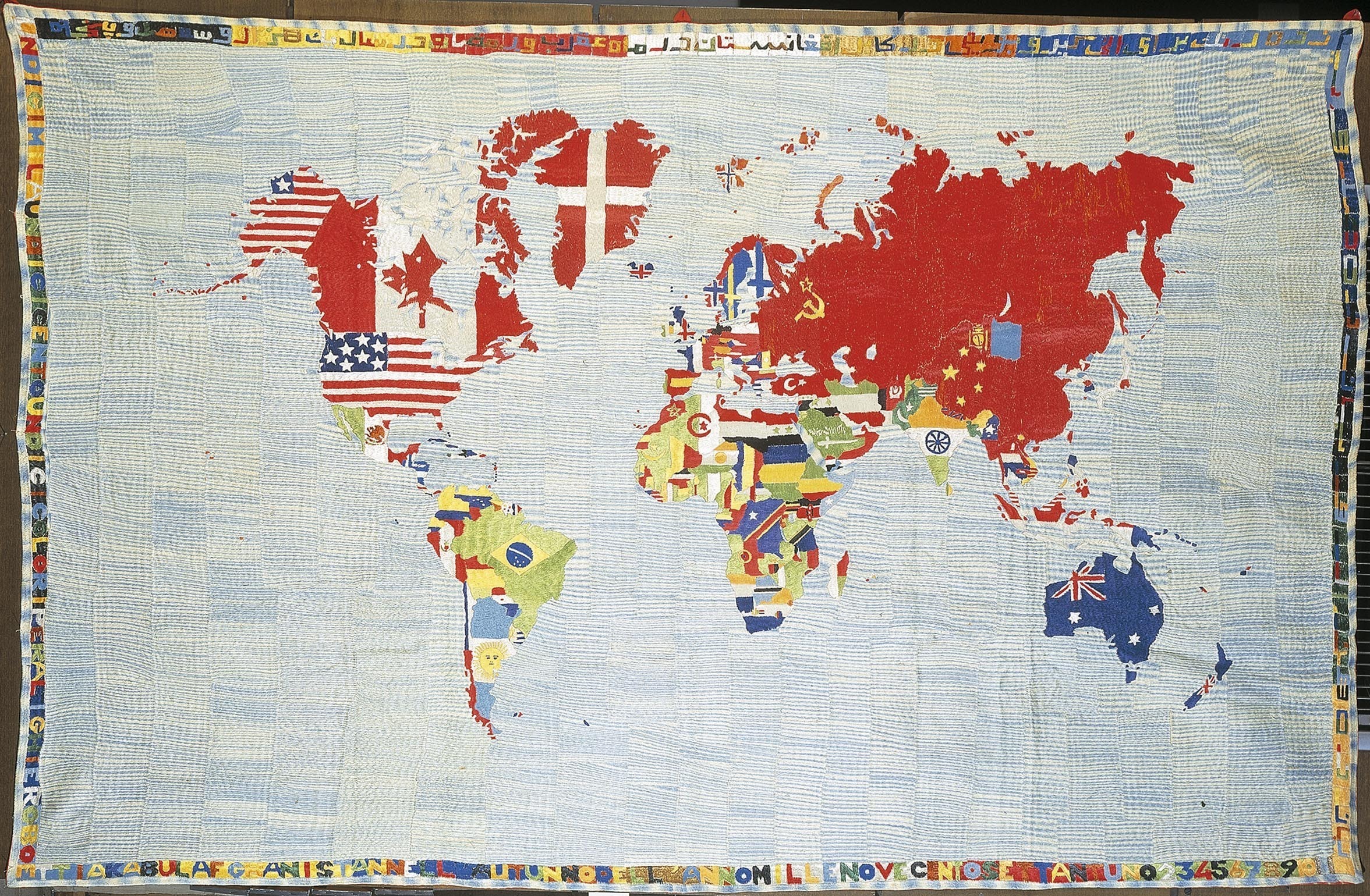 Алигьеро Боэтти. Карта. 1989&ndash;1994. Вышивка на холсте. 254 x 588 см. Предоставлено Tornabuoni Art, Париж