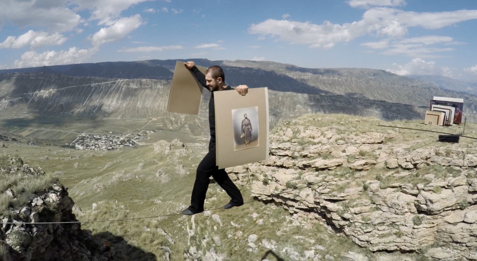 Канат, Full HD видео, 58.10 мин., цвет, звук, Дагестан, 2015Канатоходец Расул Абакаров. Работа основана на коллекции Дагестанского Музея Изобразительных Искусств им. П.С. Гамзатовой&nbsp;При поддержке патронской программы Cosmoscow&nbsp;