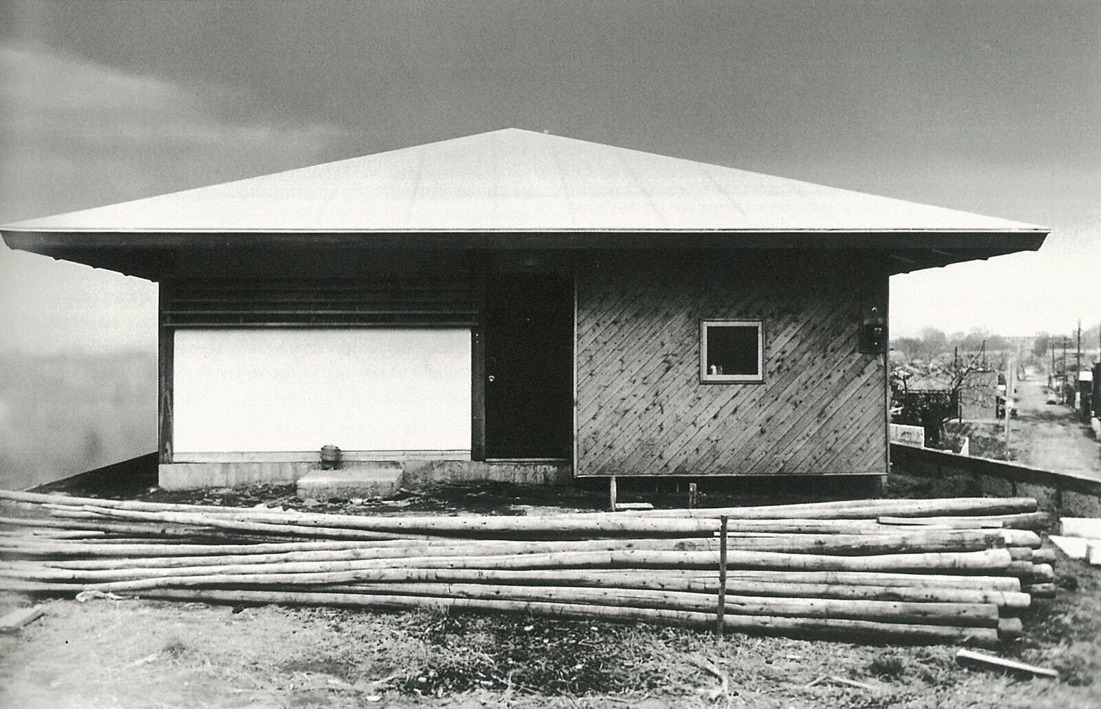 Кадзуо Синохара. Дом-зонтик. Вид спереди во время строительства. 1961. Фото: Ёсикадзу Харада. Предоставлено лабораторией Синьити Окуямы, Токийский технологический институт