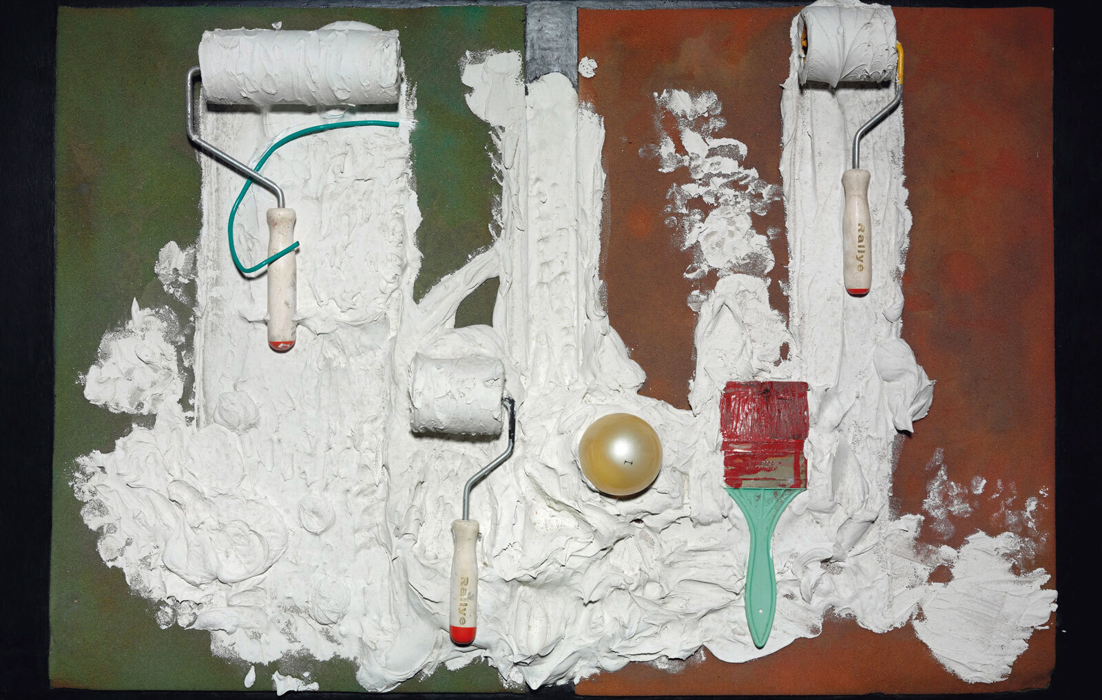 Прекрасная картина. Около 1963&ndash;1964Дерево, малярные валики, кисти, сфера из пластика, гипс, губки. 61,8 &times; 96 смСобрание Мари-Пак Бротарс