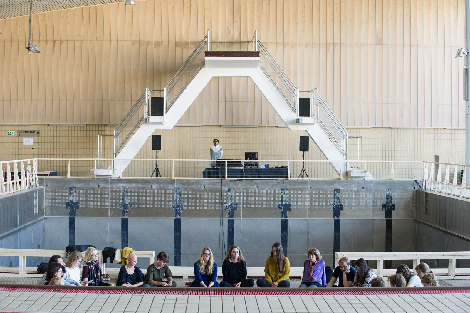 Сессия «Глубокого слушания» Полин Оливерос и Айон в рамках проекта «ИЗНУТРИ / Безграничный слух» на триеннале «Бергенская ассамблея». Центральный бассейн, Берген. 2016Фото: Тор Брэдрескиф