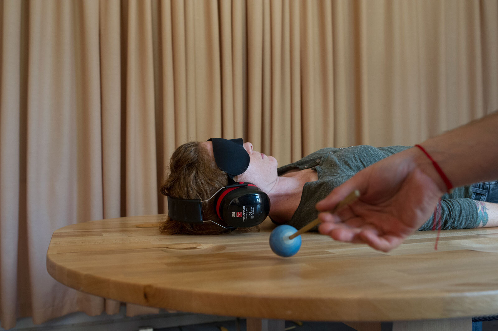 Перформанс Тьерри Мадьо «Звуковой массаж» в рамках проекта «ИЗНУТРИ / Безграничный слух» на триеннале «Бергенская ассамблея». Центральный бассейн, Берген, 2016Фото: Тор Брэдрескиф