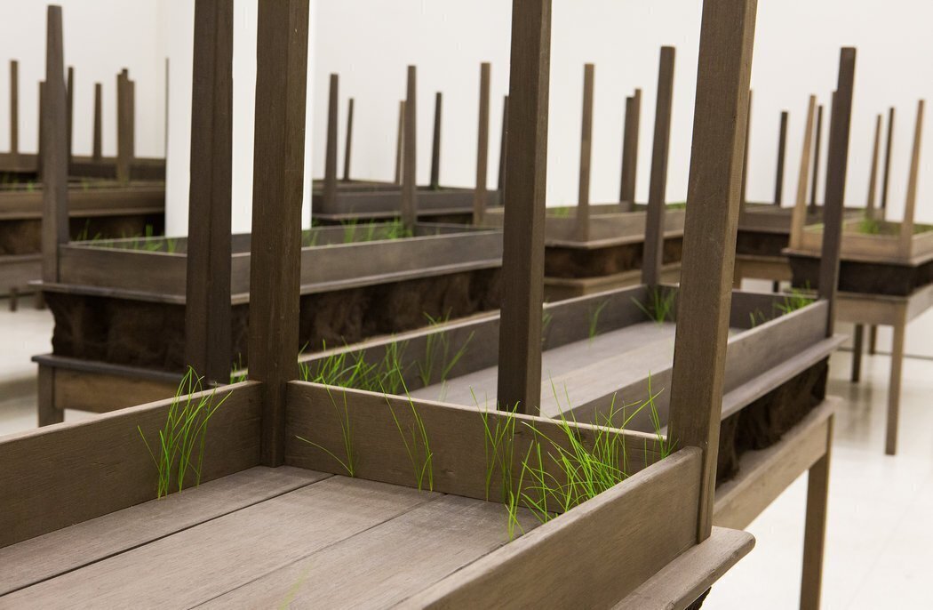 Дорис Сальседо. Молчаливая молитва (Plegaria Muda). 2008–2010. Фото: Nathan Keay, © MCA Chicago