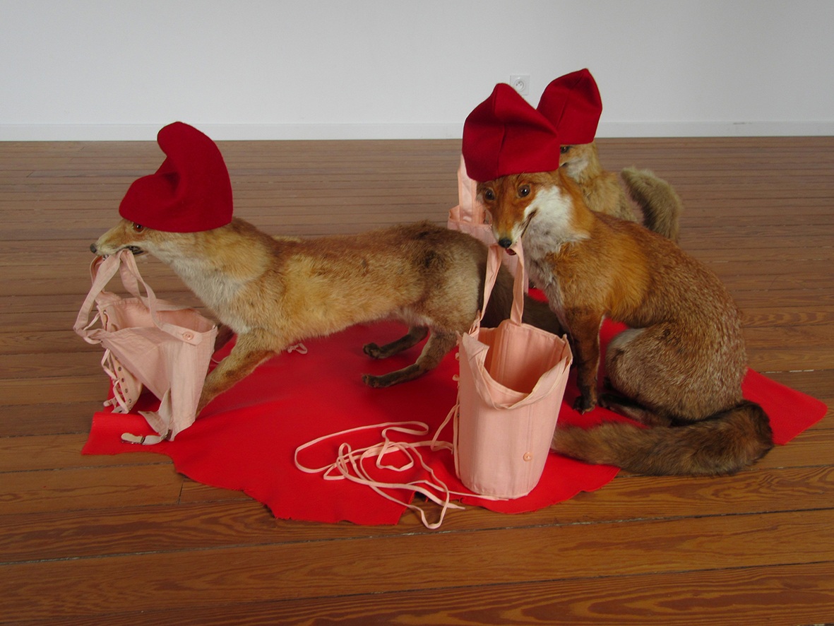 Sharon KivlandMaintenir Le Corps I, 2016Installation. Three stuffed foxes and three children&rsquo;s corsets, wool felt Phrygian bonnets, lined with silk, deer skinExhibition view, Le Mod&egrave;le, Ancien Presbyt&egrave;re, FRAC Bretagne, Saint-Briac-sur-Mer, 2017Сourtesy of the artist