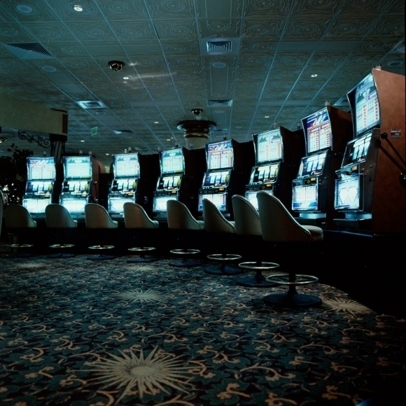 Джейн и Луиза Уилсон. High Roller Slots, Desert Inn: Las Vegas Graveyard Time. 1999© 303 Gallery