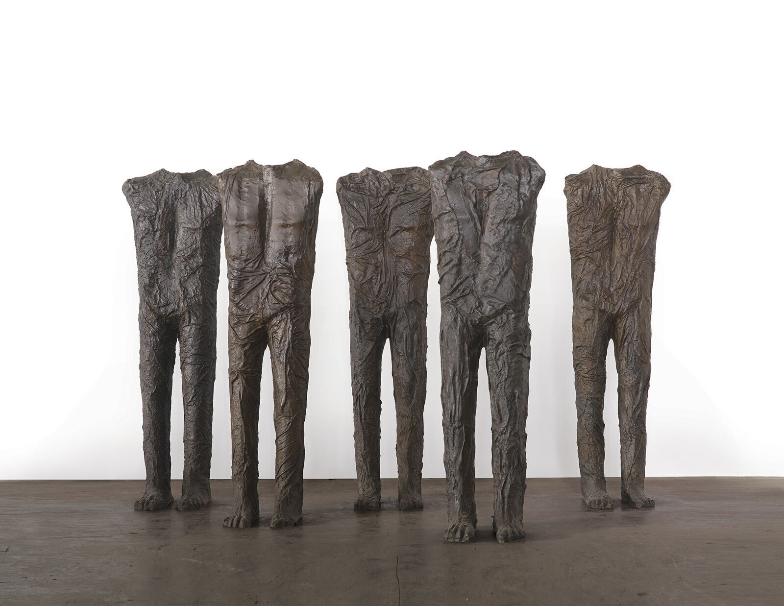Магдалена Абаканович. Standing Figures. 2000&copy; Marlborough Fine Art