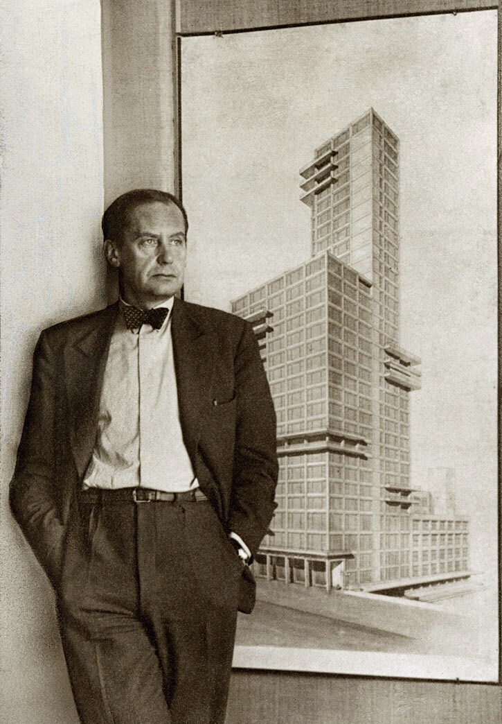 Вальтер Гропиус на фоне конкурсного проекта здания Chicago Tribune. 1922. Ó Bauhaus-Archiv Berlin