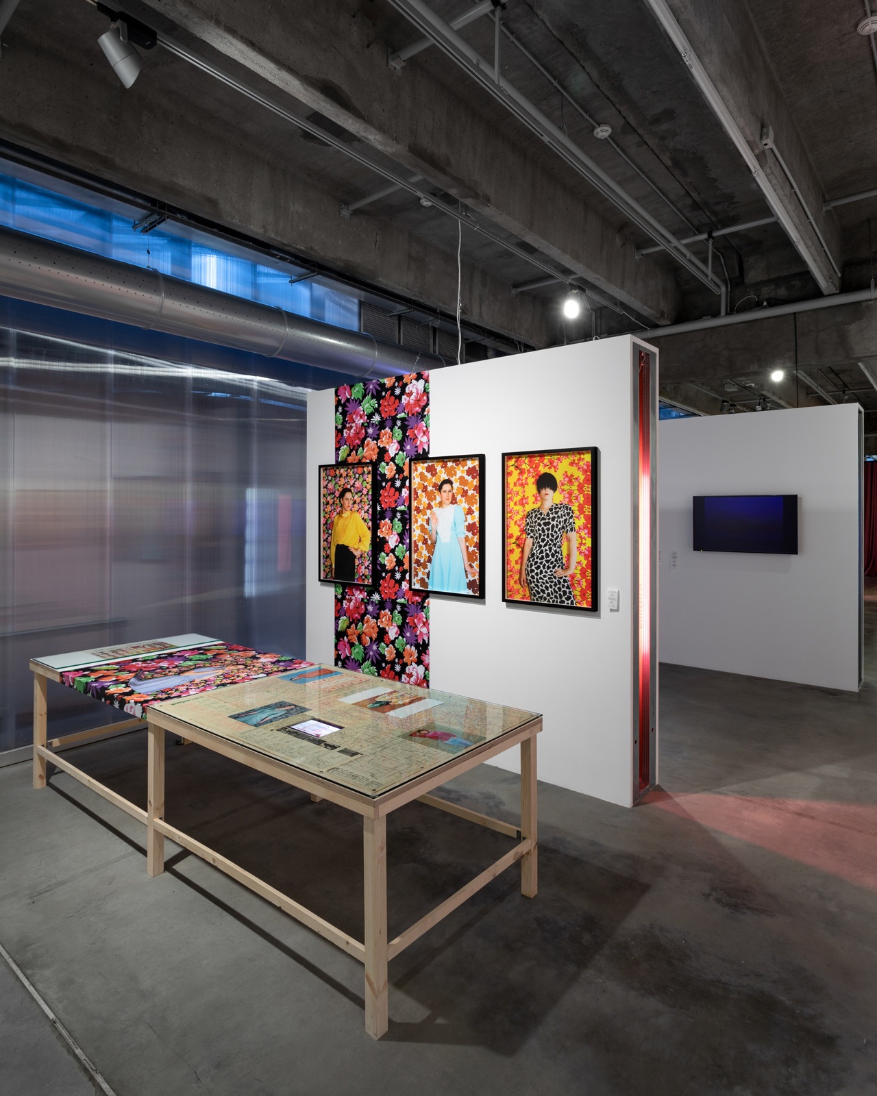 Анастасия БогомоловаLOOKBOOK, 2014–2016Выставка «Ткань процветания» в Музее современного искусства «Гараж». Москва, 2018Фото: Иван Ерофеев© Музей современного искусства «Гараж»