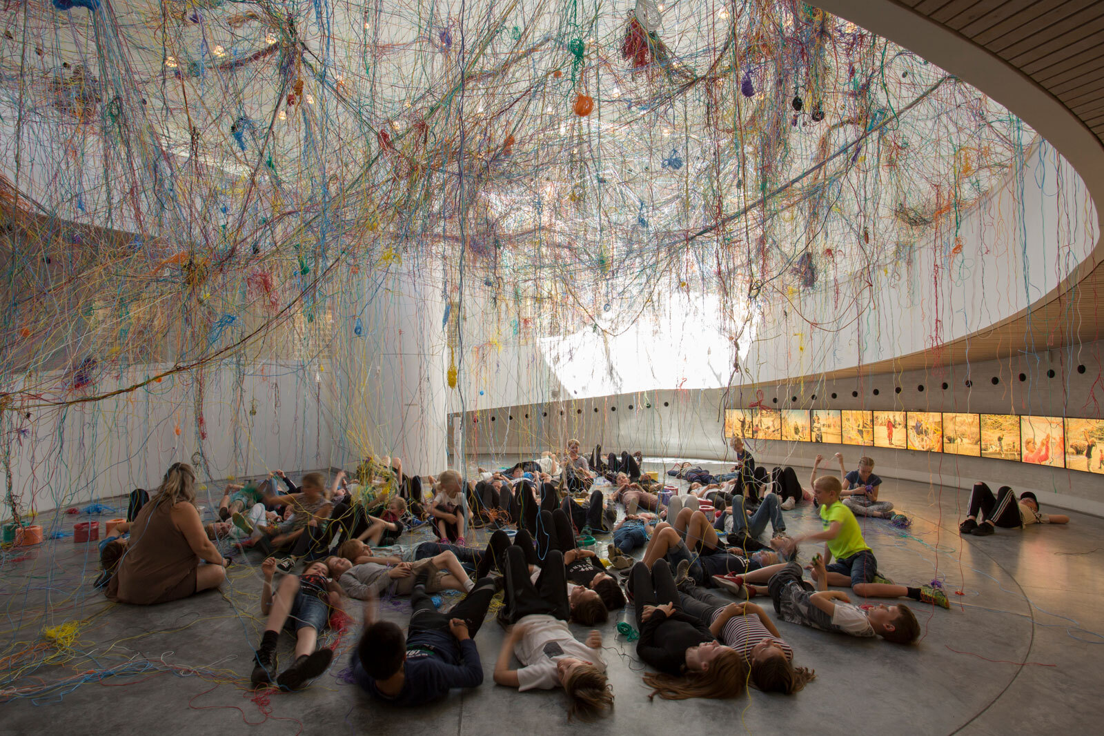 Каролине Х. Ларсен. Коллективные нити. 2017Вид инсталляции в Музее современного искусства Трапхольт, Кольдинг, ДанияФото: Дорте Альструп