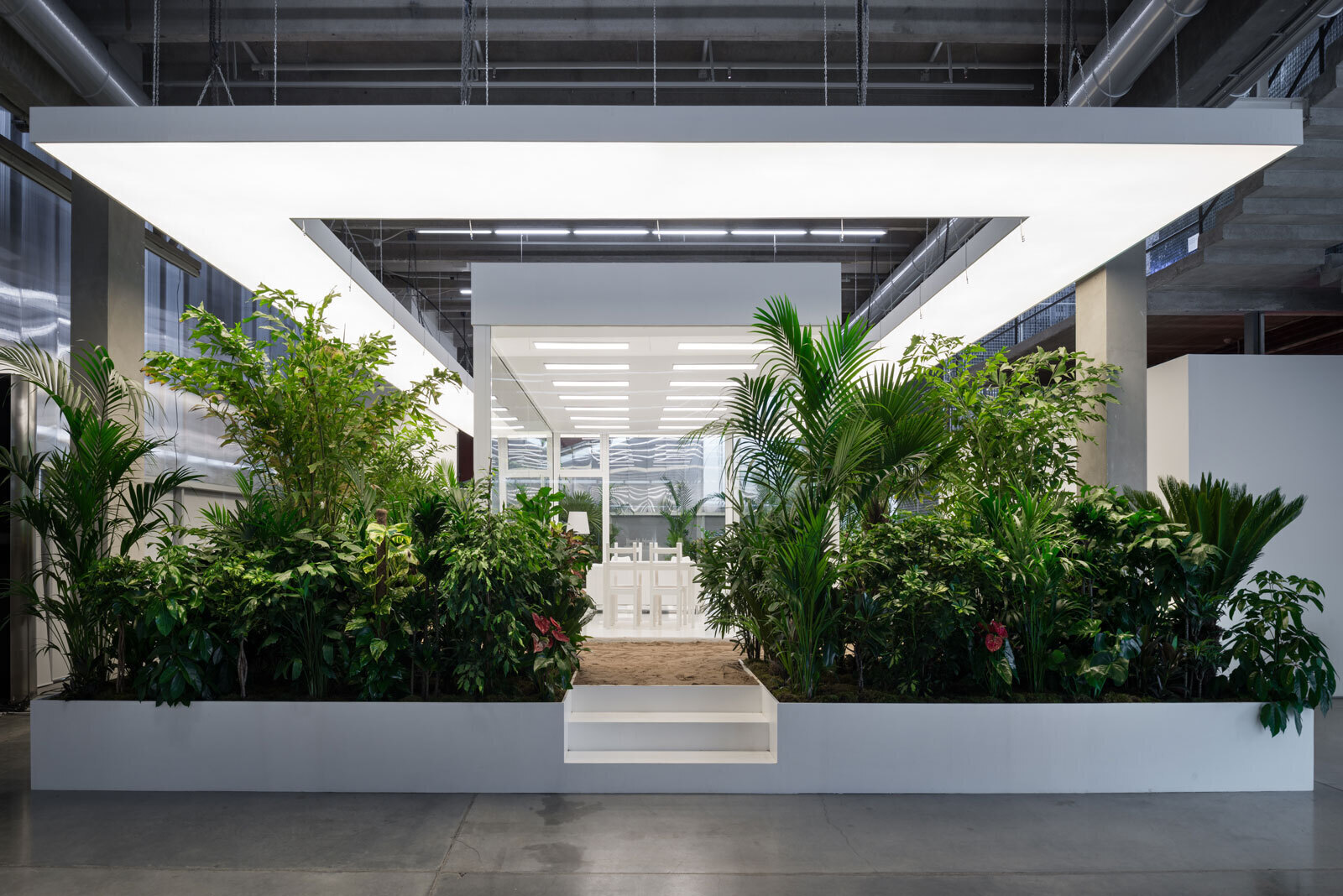 Даг Эйткен. Сад. 2019Вид инсталляции в Музее современного искусства &laquo;Гараж&raquo;, МоскваПредоставлено Дагом Эйткеном, галереей 303, Нью-Йорк, галереей Eva Presenhuber, Цюрих, галереей Victoria Miro, Лондон, галереей Regen Projects, Лос-АнджелесФото: Алексей Народицкий, &copy; Музей современного искусства &laquo;Гараж&raquo;