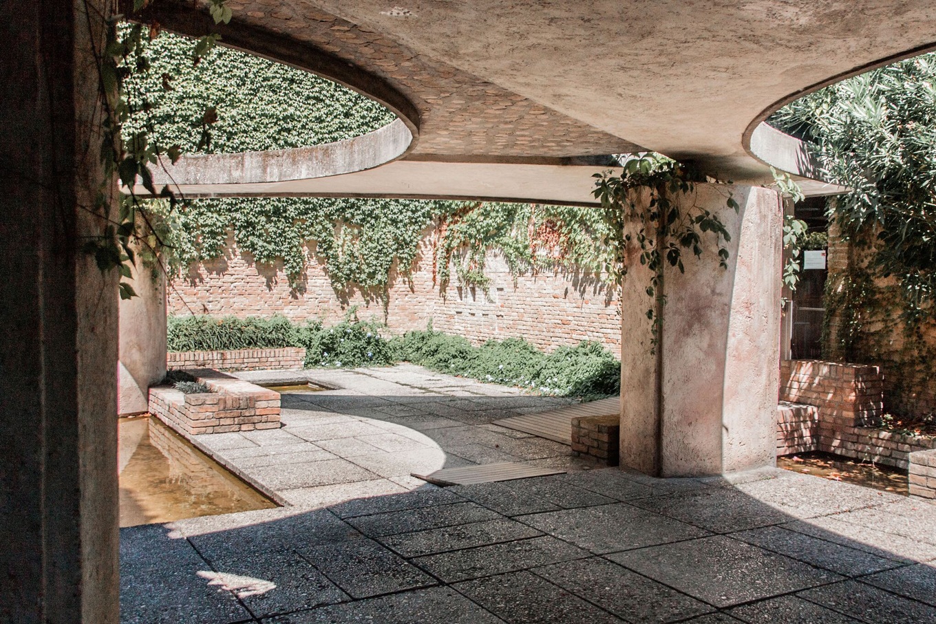 Карло Скарпа. Сад скульптур в Центральном павильоне Венецианской биеннале. 1952. Фото: Орацио Салучи