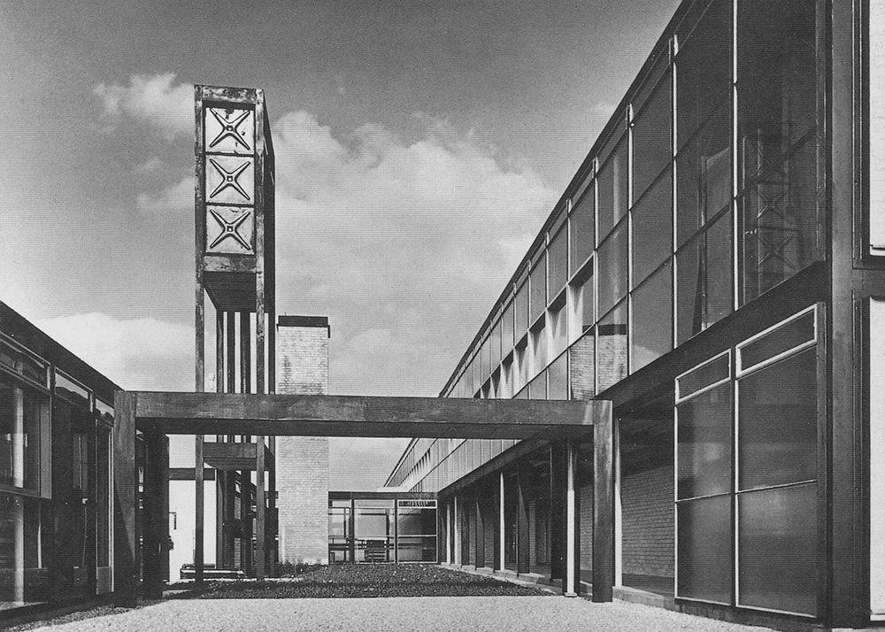 Элисон и Питер Смитсоны. Средняя школа в Ханстентоне. 1949&ndash;1954. Фото: &copy; RIBA