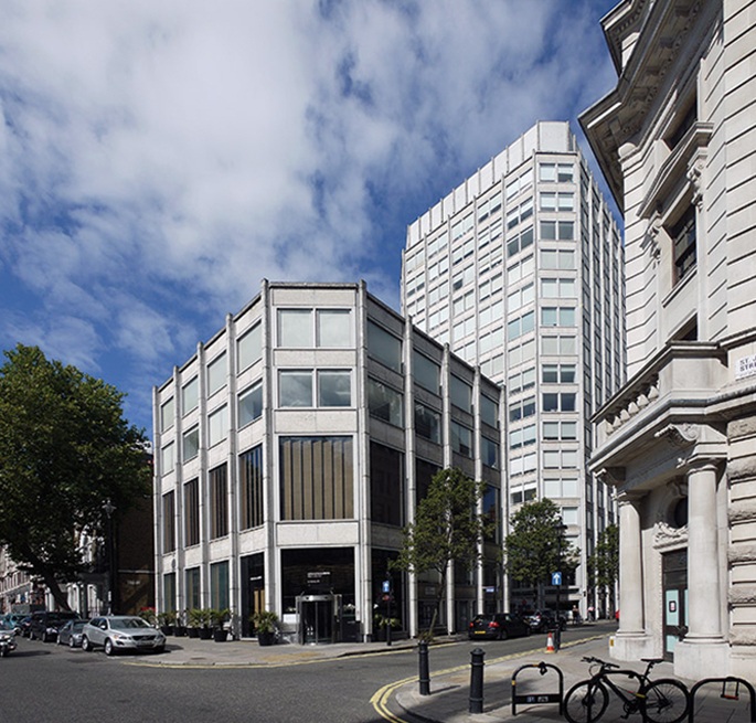 Элисон и Питер Смитсоны. Здание редакции журнала The Economist в Лондоне. 1959&ndash;1964, 1985. Фото: &copy; a+t research group